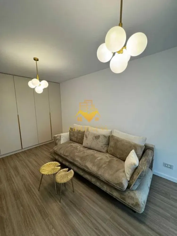 2 camere, Parcare subterana, Iris, Elite City, Auchan, Bvd. Muncii - GOLDNESS Imobiliare vă propune spre închiriere un apartament cu 2 camere complet mobilat și utilat, la etajul 4 într-un imobil de 9 etaje, în Cartierul Iris.
Dispune de loc de parcare subterana!
Apartamentul este compartimentat astfel:
- Dormitor matrimonial dotat cu pat dublu, dressing generos, noptiere și televizor;
- Living confortabil cu canapea extensibilă, comodă TV, televizor, zonă de dining, aer condiționat și spații ample de depozitare;
- Bucătărie complet mobilată și utilată;
- Baie cu cadă și calorifer port-prosop;
- Terasă spațioasă de 13 mp, cu acces din bucatarie si living;
- Jaluzele electrice blackout pentru un plus de confort și intimitate.

Dotări:
- Centrală termică proprie;
- Aer condiționat;
- Frigider;
- Plită cu inducție;
- Cuptor electric;
- Hotă;
- Mașină de spălat rufe;
- Mașină de spălat vase;
- TV în living și dormitor.

Avantaje ale locației:
- Magazin Lidl la parterul imobilului, alături de farmacie și cofetărie;
- Stație de autobuz și troleibuz la aproximativ 1 minut de mers pe jos;
- Stație de tramvai la 3 minute;
- Centrul comercial Auchan Iris la 3 minute;
- Stație de carburanți la 2 minute;
- Parcul Feroviarilor și Complexul Sportiv Clujana la 5 minute;
- În apropierea Facultății de Mecanică din cadrul Universității Tehnice.

Condiții de închiriere:
- Nu se acceptă fumatul în apartament;
- Nu se acceptă animale de companie;
Dacă sunteți interesați de acest apartament și doriți să îl vizionați, dar și pentru alte oferte nu ezitați să ne contactați telefonic sau prin e-mail. Vă stăm la dispoziție!

Pentru intermediere se percepe un comision de 50% din prețul chiriei!