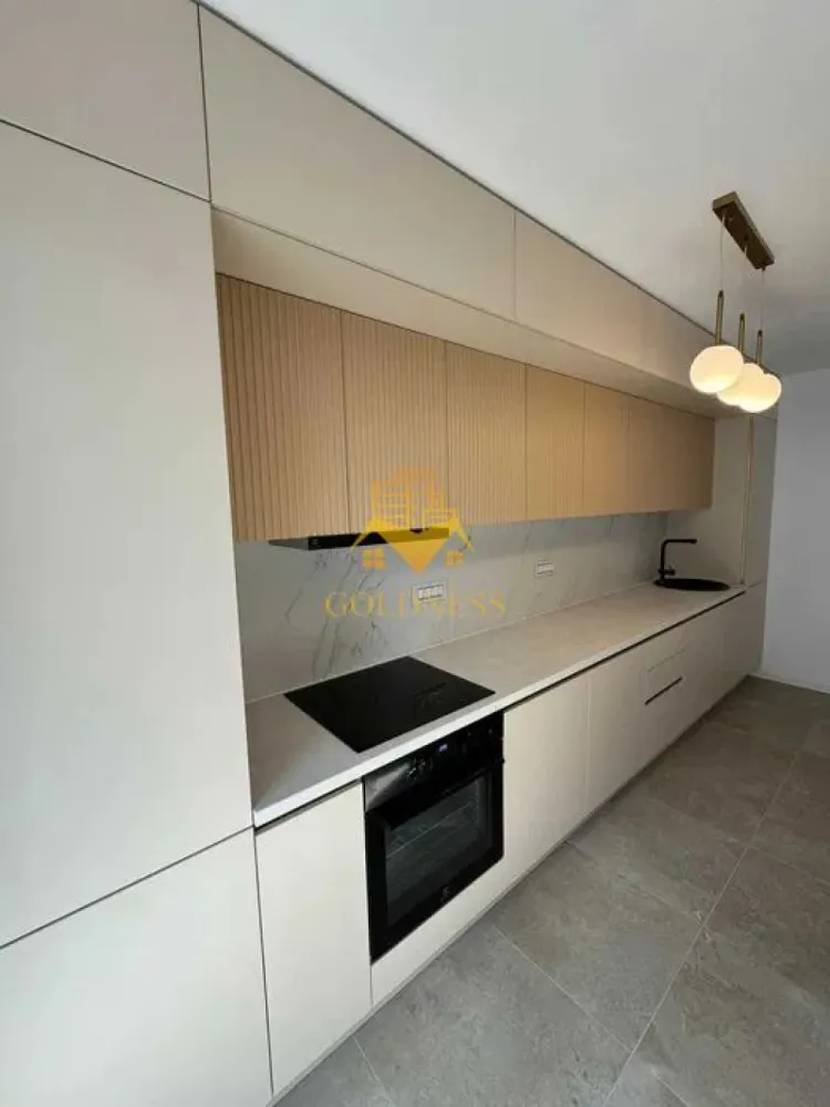 2 camere, Parcare subterana, Iris, Elite City, Auchan, Bvd. Muncii - GOLDNESS Imobiliare vă propune spre închiriere un apartament cu 2 camere complet mobilat și utilat, la etajul 4 într-un imobil de 9 etaje, în Cartierul Iris.
Dispune de loc de parcare subterana!
Apartamentul este compartimentat astfel:
- Dormitor matrimonial dotat cu pat dublu, dressing generos, noptiere și televizor;
- Living confortabil cu canapea extensibilă, comodă TV, televizor, zonă de dining, aer condiționat și spații ample de depozitare;
- Bucătărie complet mobilată și utilată;
- Baie cu cadă și calorifer port-prosop;
- Terasă spațioasă de 13 mp, cu acces din bucatarie si living;
- Jaluzele electrice blackout pentru un plus de confort și intimitate.

Dotări:
- Centrală termică proprie;
- Aer condiționat;
- Frigider;
- Plită cu inducție;
- Cuptor electric;
- Hotă;
- Mașină de spălat rufe;
- Mașină de spălat vase;
- TV în living și dormitor.

Avantaje ale locației:
- Magazin Lidl la parterul imobilului, alături de farmacie și cofetărie;
- Stație de autobuz și troleibuz la aproximativ 1 minut de mers pe jos;
- Stație de tramvai la 3 minute;
- Centrul comercial Auchan Iris la 3 minute;
- Stație de carburanți la 2 minute;
- Parcul Feroviarilor și Complexul Sportiv Clujana la 5 minute;
- În apropierea Facultății de Mecanică din cadrul Universității Tehnice.

Condiții de închiriere:
- Nu se acceptă fumatul în apartament;
- Nu se acceptă animale de companie;
Dacă sunteți interesați de acest apartament și doriți să îl vizionați, dar și pentru alte oferte nu ezitați să ne contactați telefonic sau prin e-mail. Vă stăm la dispoziție!

Pentru intermediere se percepe un comision de 50% din prețul chiriei!
