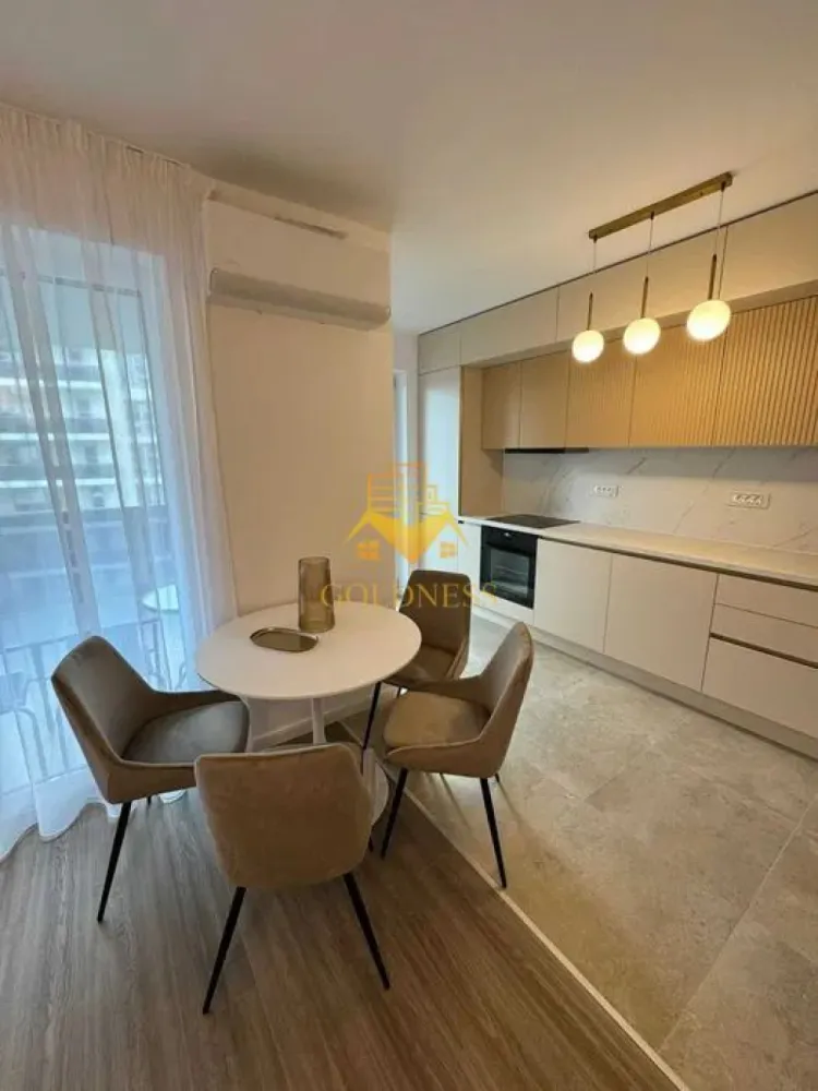 2 camere, Parcare subterana, Iris, Elite City, Auchan, Bvd. Muncii - GOLDNESS Imobiliare vă propune spre închiriere un apartament cu 2 camere complet mobilat și utilat, la etajul 4 într-un imobil de 9 etaje, în Cartierul Iris.
Dispune de loc de parcare subterana!
Apartamentul este compartimentat astfel:
- Dormitor matrimonial dotat cu pat dublu, dressing generos, noptiere și televizor;
- Living confortabil cu canapea extensibilă, comodă TV, televizor, zonă de dining, aer condiționat și spații ample de depozitare;
- Bucătărie complet mobilată și utilată;
- Baie cu cadă și calorifer port-prosop;
- Terasă spațioasă de 13 mp, cu acces din bucatarie si living;
- Jaluzele electrice blackout pentru un plus de confort și intimitate.

Dotări:
- Centrală termică proprie;
- Aer condiționat;
- Frigider;
- Plită cu inducție;
- Cuptor electric;
- Hotă;
- Mașină de spălat rufe;
- Mașină de spălat vase;
- TV în living și dormitor.

Avantaje ale locației:
- Magazin Lidl la parterul imobilului, alături de farmacie și cofetărie;
- Stație de autobuz și troleibuz la aproximativ 1 minut de mers pe jos;
- Stație de tramvai la 3 minute;
- Centrul comercial Auchan Iris la 3 minute;
- Stație de carburanți la 2 minute;
- Parcul Feroviarilor și Complexul Sportiv Clujana la 5 minute;
- În apropierea Facultății de Mecanică din cadrul Universității Tehnice.

Condiții de închiriere:
- Nu se acceptă fumatul în apartament;
- Nu se acceptă animale de companie;
Dacă sunteți interesați de acest apartament și doriți să îl vizionați, dar și pentru alte oferte nu ezitați să ne contactați telefonic sau prin e-mail. Vă stăm la dispoziție!

Pentru intermediere se percepe un comision de 50% din prețul chiriei!