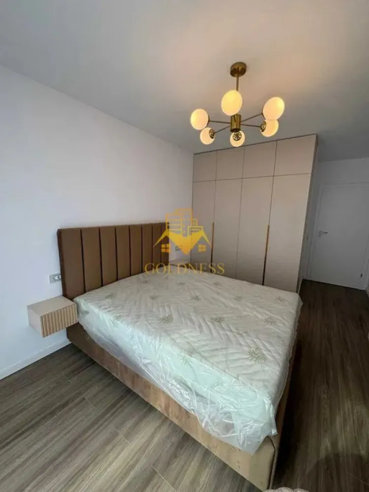 2 camere, Parcare subterana, Iris, Elite City, Auchan, Bvd. Muncii - GOLDNESS Imobiliare vă propune spre închiriere un apartament cu 2 camere complet mobilat și utilat, la etajul 4 într-un imobil de 9 etaje, în Cartierul Iris.
Dispune de loc de parcare subterana!
Apartamentul este compartimentat astfel:
- Dormitor matrimonial dotat cu pat dublu, dressing generos, noptiere și televizor;
- Living confortabil cu canapea extensibilă, comodă TV, televizor, zonă de dining, aer condiționat și spații ample de depozitare;
- Bucătărie complet mobilată și utilată;
- Baie cu cadă și calorifer port-prosop;
- Terasă spațioasă de 13 mp, cu acces din bucatarie si living;
- Jaluzele electrice blackout pentru un plus de confort și intimitate.

Dotări:
- Centrală termică proprie;
- Aer condiționat;
- Frigider;
- Plită cu inducție;
- Cuptor electric;
- Hotă;
- Mașină de spălat rufe;
- Mașină de spălat vase;
- TV în living și dormitor.

Avantaje ale locației:
- Magazin Lidl la parterul imobilului, alături de farmacie și cofetărie;
- Stație de autobuz și troleibuz la aproximativ 1 minut de mers pe jos;
- Stație de tramvai la 3 minute;
- Centrul comercial Auchan Iris la 3 minute;
- Stație de carburanți la 2 minute;
- Parcul Feroviarilor și Complexul Sportiv Clujana la 5 minute;
- În apropierea Facultății de Mecanică din cadrul Universității Tehnice.

Condiții de închiriere:
- Nu se acceptă fumatul în apartament;
- Nu se acceptă animale de companie;
Dacă sunteți interesați de acest apartament și doriți să îl vizionați, dar și pentru alte oferte nu ezitați să ne contactați telefonic sau prin e-mail. Vă stăm la dispoziție!

Pentru intermediere se percepe un comision de 50% din prețul chiriei!