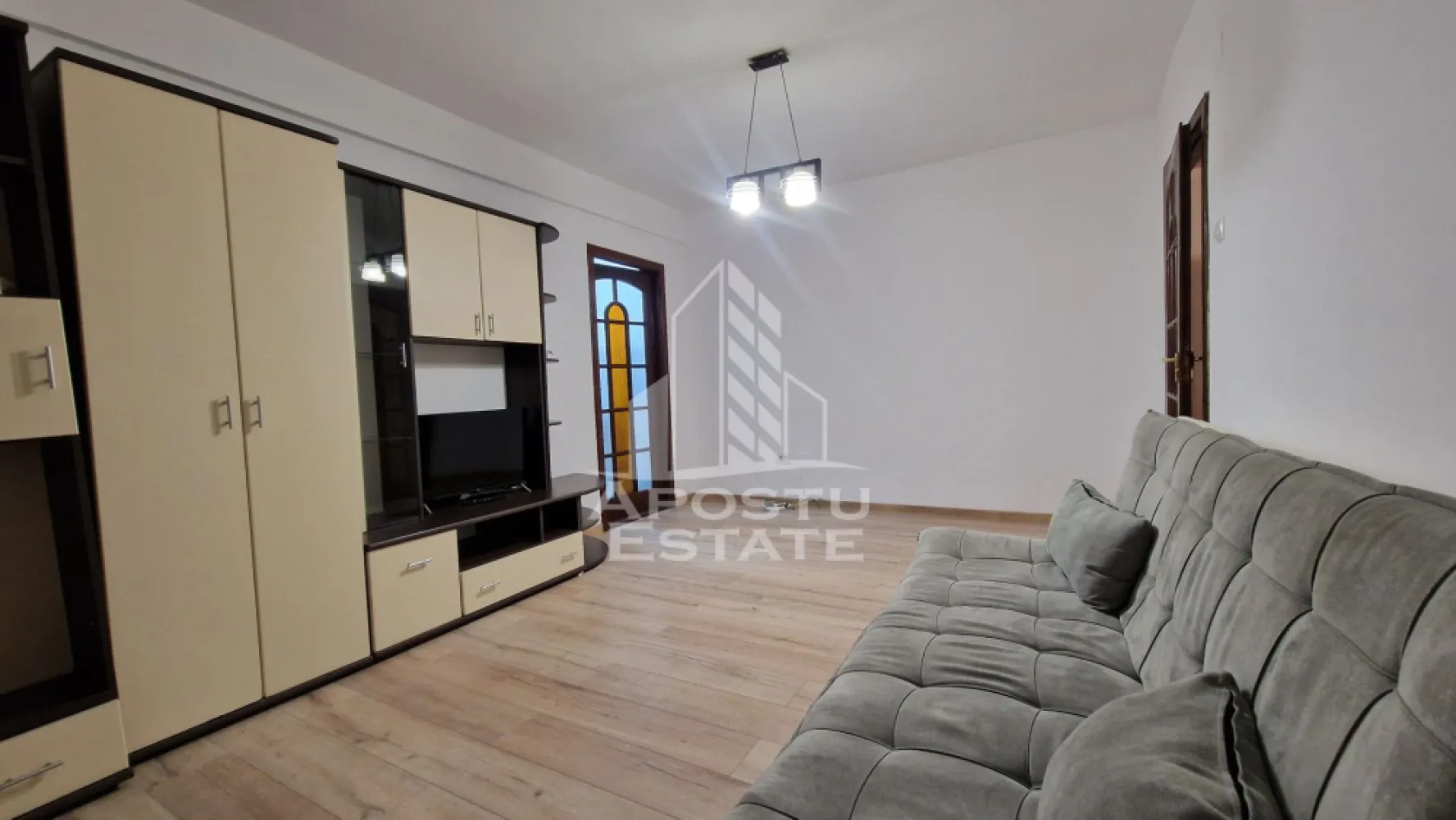 Apartament cu 2 camere, centrala proprie, zona Take Ionescu - APOSTU ESTATE va ofera spre inchiriere un apartament bine intretinut, complet mobilat si utilat, situat in zona Take Ionescu. La doar 8 minute de mers pe jos fata de centru, 1 minut fata de ISHO si 2 minute fata de statia de autobuz sau market. 

Apartametul dispune de 2 camere, este semidecomandat si se afla la etajul 10, beneficiand astfel de o vedere panoramica asupra orasului. Suprafata utia este de 54 mp.

Compartimentare:
- hol de acces cu spatii de depozitare 
- bucatarie cu spatiu de luat masa
- dormitor mobilat complet 
- sufragerie spatioasa si luminoasa 
- baie cu cabina de dus si geam

Incalzirea se realizeaza prin intermediul centralei proprii, dar si prin intermediul celor doua aparate de aer conditionat. 

Se va inchiria complet mobilat si utilat. 
Va asteptam cu drag la o vizionare chiar astazi!
Disponibil imediat!