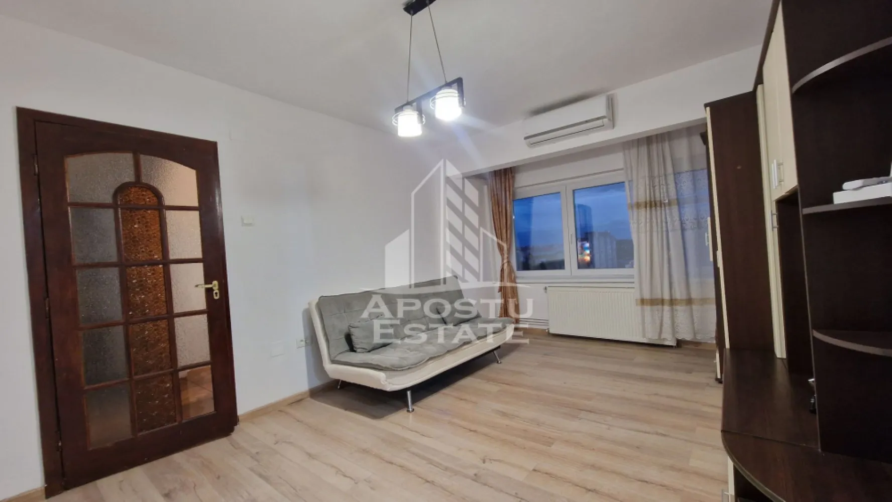 Apartament cu 2 camere, centrala proprie, zona Take Ionescu - APOSTU ESTATE va ofera spre inchiriere un apartament bine intretinut, complet mobilat si utilat, situat in zona Take Ionescu. La doar 8 minute de mers pe jos fata de centru, 1 minut fata de ISHO si 2 minute fata de statia de autobuz sau market. 

Apartametul dispune de 2 camere, este semidecomandat si se afla la etajul 10, beneficiand astfel de o vedere panoramica asupra orasului. Suprafata utia este de 54 mp.

Compartimentare:
- hol de acces cu spatii de depozitare 
- bucatarie cu spatiu de luat masa
- dormitor mobilat complet 
- sufragerie spatioasa si luminoasa 
- baie cu cabina de dus si geam

Incalzirea se realizeaza prin intermediul centralei proprii, dar si prin intermediul celor doua aparate de aer conditionat. 

Se va inchiria complet mobilat si utilat. 
Va asteptam cu drag la o vizionare chiar astazi!
Disponibil imediat!