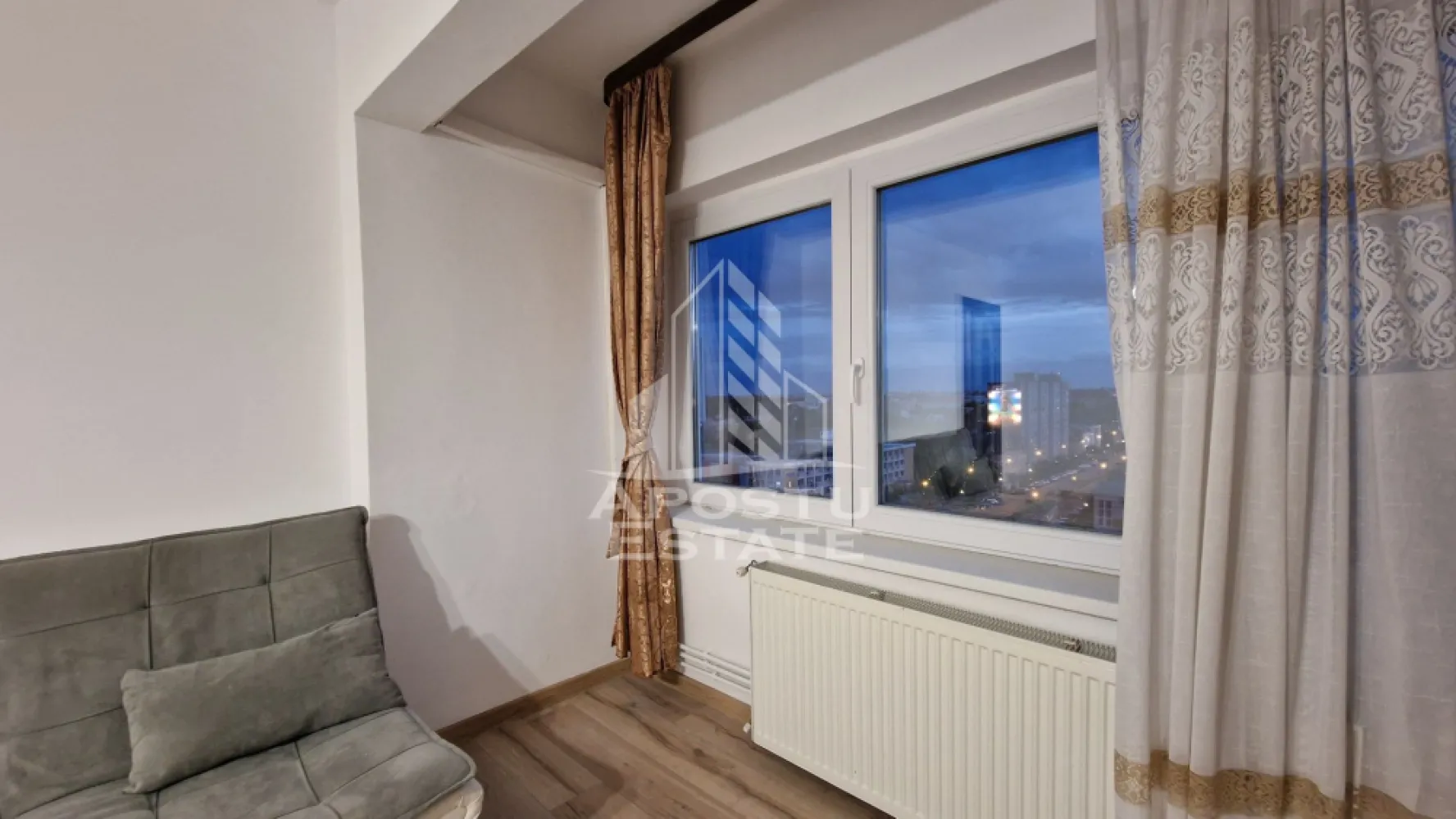 Apartament cu 2 camere, centrala proprie, zona Take Ionescu - APOSTU ESTATE va ofera spre inchiriere un apartament bine intretinut, complet mobilat si utilat, situat in zona Take Ionescu. La doar 8 minute de mers pe jos fata de centru, 1 minut fata de ISHO si 2 minute fata de statia de autobuz sau market. 

Apartametul dispune de 2 camere, este semidecomandat si se afla la etajul 10, beneficiand astfel de o vedere panoramica asupra orasului. Suprafata utia este de 54 mp.

Compartimentare:
- hol de acces cu spatii de depozitare 
- bucatarie cu spatiu de luat masa
- dormitor mobilat complet 
- sufragerie spatioasa si luminoasa 
- baie cu cabina de dus si geam

Incalzirea se realizeaza prin intermediul centralei proprii, dar si prin intermediul celor doua aparate de aer conditionat. 

Se va inchiria complet mobilat si utilat. 
Va asteptam cu drag la o vizionare chiar astazi!
Disponibil imediat!