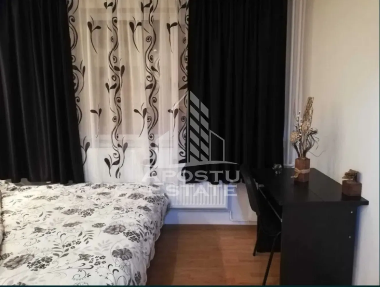 Garsoniera, etaj 1, bloc anvelopat, zona UMT - APOSTU ESTATE va propune spre vanzare o garsoniera mobilata si utilata situata in zona UMT. 
Garsoniera este amplasata la etajul 1 intr-un imobil de garsoniere cu 4 etaje. 
Confortul termic se realizeaza prin intermediul retelei de termoficare a orasului.

Cu o suprafata utila de 16mp, este compartimentata astfel:
- hol acces 
- camera
- baie 

Va asteptam cu drag la o vizionare!