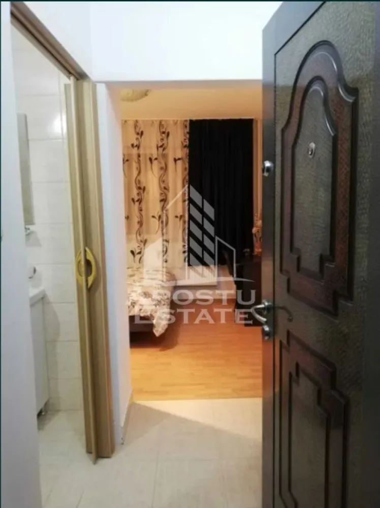 Garsoniera, etaj 1, bloc anvelopat, zona UMT - APOSTU ESTATE va propune spre vanzare o garsoniera mobilata si utilata situata in zona UMT. 
Garsoniera este amplasata la etajul 1 intr-un imobil de garsoniere cu 4 etaje. 
Confortul termic se realizeaza prin intermediul retelei de termoficare a orasului.

Cu o suprafata utila de 16mp, este compartimentata astfel:
- hol acces 
- camera
- baie 

Va asteptam cu drag la o vizionare!