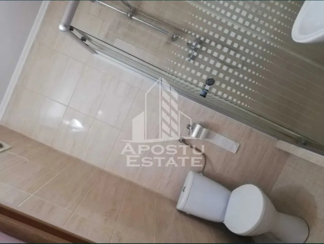 Garsoniera, etaj 1, bloc anvelopat, zona UMT - APOSTU ESTATE va propune spre vanzare o garsoniera mobilata si utilata situata in zona UMT. 
Garsoniera este amplasata la etajul 1 intr-un imobil de garsoniere cu 4 etaje. 
Confortul termic se realizeaza prin intermediul retelei de termoficare a orasului.

Cu o suprafata utila de 16mp, este compartimentata astfel:
- hol acces 
- camera
- baie 

Va asteptam cu drag la o vizionare!