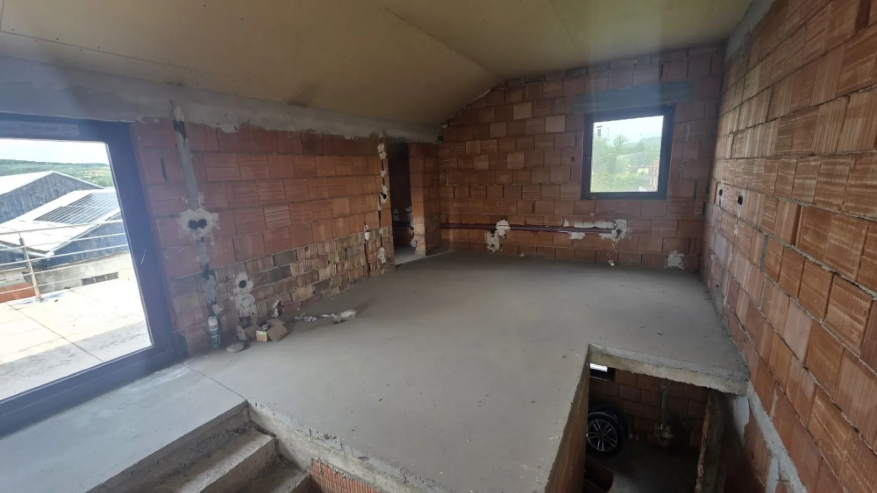 Hală/depozit de vânzare - Se oferă spre vânzare o proprietate situată în zona Dedeman, compusă din hală și teren aferent cu suprafața de 850 mp.

Imobilul este structurat astfel:

Parter: două boxe/spații cu elevator, potrivite pentru activități comerciale, depozitare sau service;
Etaj: două apartamente, fiecare cu suprafața de aproximativ 75 mp;
Mansardă: apartament cu suprafața de aproximativ 100 mp.
Proprietatea oferă multiple posibilități de utilizare, atât pentru investiție, cât și pentru activitate proprie, combinând spații de lucru cu spații de locuit.

Preț de vânzare: 280.000 €