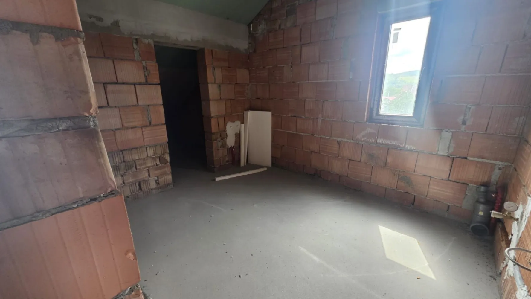 Hală/depozit de vânzare - Se oferă spre vânzare o proprietate situată în zona Dedeman, compusă din hală și teren aferent cu suprafața de 850 mp.

Imobilul este structurat astfel:

Parter: două boxe/spații cu elevator, potrivite pentru activități comerciale, depozitare sau service;
Etaj: două apartamente, fiecare cu suprafața de aproximativ 75 mp;
Mansardă: apartament cu suprafața de aproximativ 100 mp.
Proprietatea oferă multiple posibilități de utilizare, atât pentru investiție, cât și pentru activitate proprie, combinând spații de lucru cu spații de locuit.

Preț de vânzare: 280.000 €
