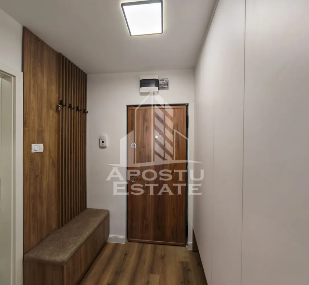 Apartament cu o camera de vanzare, renovat, zona Circumvalatiunii - APOSTU ESTATE va ofera spre vanzare un apartament cu o camera, complet renovat, situat la etaj intermediar, 6 din 10 al unui bloc ce dispune de doua lifturi, amplasat in zona Circumvalatiunii.

Apartamentul este ideal atat ca investitie, cat si ca locuinta, aflandu-se la doar cateva minute fata de statia de autobuz, Kaufland, parc, scoala sau fata de sala de sport, și la doar 10 minute fata de Iulius Mall.

Apartamentul are o suprafata utila aproximativa de 34 mp, fiind compartimentat astfel:
- hol de acces cu pantofar si dressing pe comanda 
- baie prevazuta cu dus 
- camera principala spatioasa 
- bucatarie separata mobilata pe comanda
- balcon cu vedere panoramica mobilat

Confortul termic este realizat prin termoficare, dar și prin intermediul aparatului de aer conditionat nou.

Oferim consultanta bancara prin colaboratorii nostri pentru alegerea celui mai potrivit credit.
Disponibil imediat!
Va asteptam cu drag la o vizionare chiar astazi!