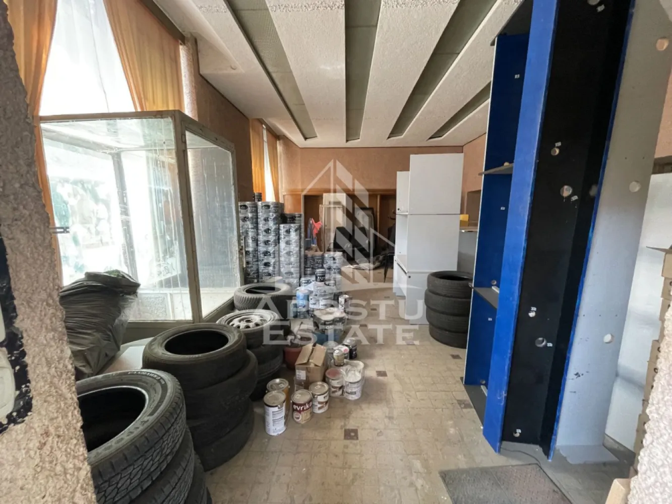 Spatiu comercial 250 mp, pe colt, vitrina generoasa, Sinaia, Timisoara - APOSTU ESTATE va propune spre vanzare spatiu comercial de vanzare, 250 mp utili, zona Sinaia.

Spatiul are o suprafata de 250 mp si se afla la parterul unei cladiri. Spatiul beneficiaza de o vizibilitate foarte buna datorita amplasarii sale pe colt. Spatiul are doua intrari, este pretabil pentru mai multe activitatii comerciale sau servicii. In imediata apropiere exista locuri de parcare publice disponibile.

Va asteptam la vizionare.

CP3193558