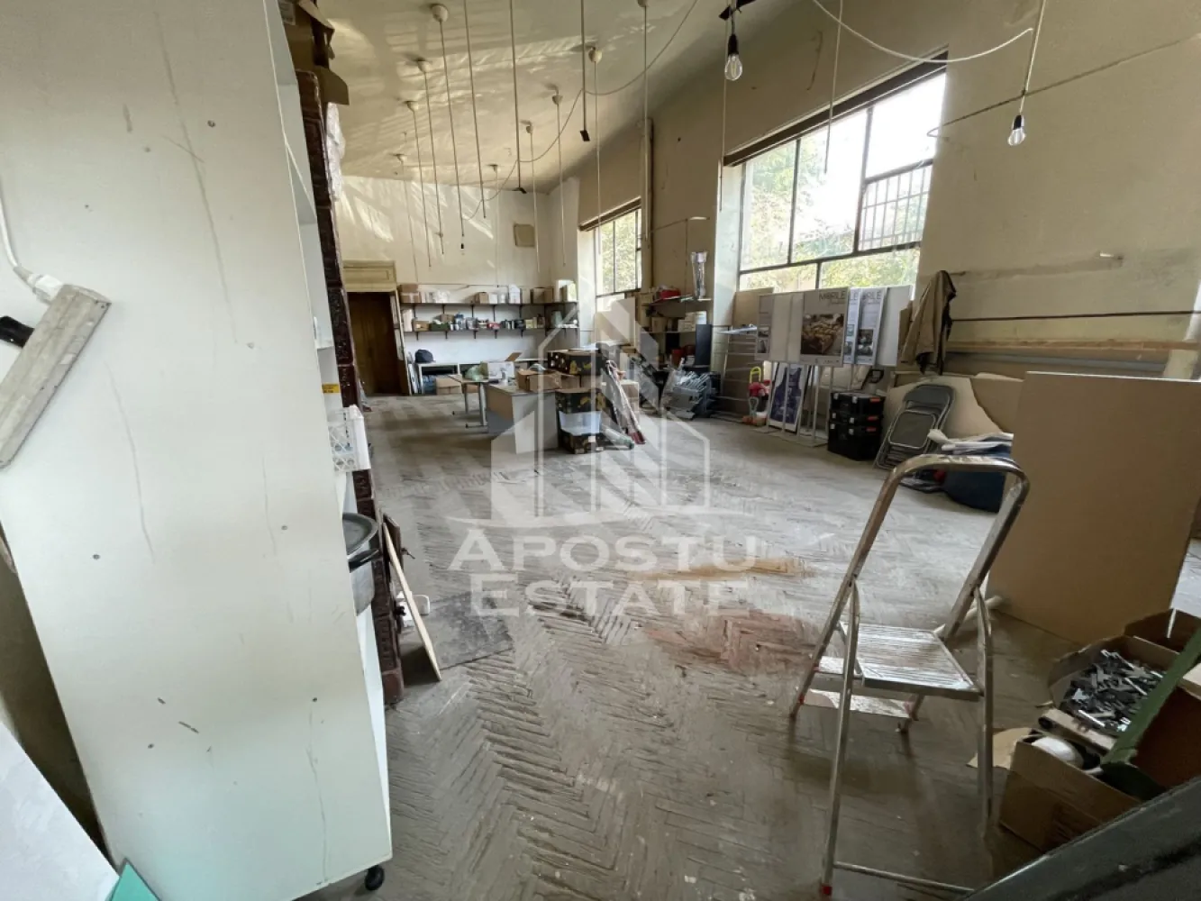 Spatiu comercial 250 mp, pe colt, vitrina generoasa, Sinaia, Timisoara - APOSTU ESTATE va propune spre vanzare spatiu comercial de vanzare, 250 mp utili, zona Sinaia.

Spatiul are o suprafata de 250 mp si se afla la parterul unei cladiri. Spatiul beneficiaza de o vizibilitate foarte buna datorita amplasarii sale pe colt. Spatiul are doua intrari, este pretabil pentru mai multe activitatii comerciale sau servicii. In imediata apropiere exista locuri de parcare publice disponibile.

Va asteptam la vizionare.

CP3193558