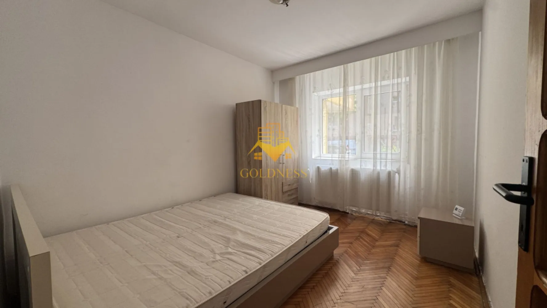 3 camere, decomandate, Piata Zorilor Zona Louis Pasteour, UMF - GOLDNESS Imobiliare vă propune spre închiriere un apartament generos, cu 3 camere decomandate, complet mobilat și utilat, situat la parter, într-un imobil cu 4 etaje, pe strada Zorilor, în imediata apropiere a Pieței Zorilor.
Amplasarea este una dintre cele mai avantajoase din zonă: la doar câțiva pași de Universitatea de Medicină și Farmacie, ceea ce face din acest apartament o opțiune excelentă pentru studenți sau cadre medicale. Piața Zorilor, cu magazinele și terasele din jur, se află la o scurtă plimbare, iar stațiile de transport în comun, farmaciile și spațiile verzi sunt toate la îndemână. Posibilitate de parcare în zonă!
Apartamentul este compartimentat astfel:
Trei dormitoare, mobilate clasic, fiecare dotat cu pat, spațiu de depozitare și birou — ideale atât pentru odihnă, cât și pentru studiu sau lucru de acasă.
Bucătărie complet mobilată și utilată, cu loc de luat masa, gândită pentru pregătirea meselor zilnice în condiții confortabile.
Baie cu cadă, calorifer port-prosop și dulap pentru depozitare, asigurând tot confortul necesar.
Imobilul vine complet echipat cu tot ce este necesar pentru un trai fără griji: centrală termică proprie, frigider, aragaz, hotă și mașină de spălat haine.
Este o oportunitate ideală pentru cei care își doresc un spațiu mobilat, funcțional și bine poziționat, aproape de tot ce contează: facultate, transport și zone comerciale.
Dacă sunteți interesați de acest apartament și doriți să îl vizionați, sau dacă vă interesează și alte oferte, nu ezitați să ne contactați telefonic sau prin e-mail. Vă stăm la dispoziție!
Pentru intermediere se percepe un comision de 50% din prețul chiriei.