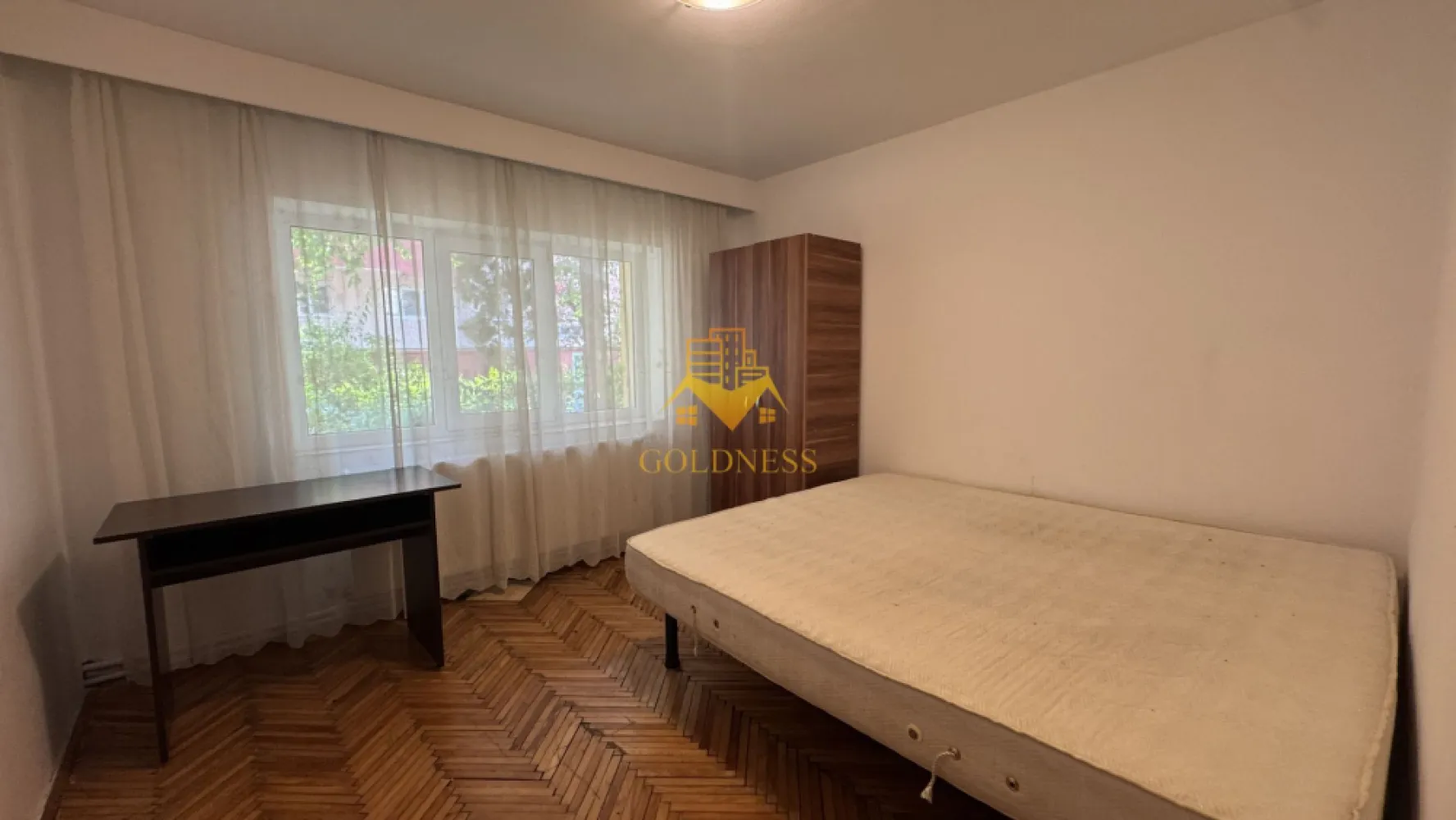 3 camere, decomandate, Piata Zorilor Zona Louis Pasteour, UMF - GOLDNESS Imobiliare vă propune spre închiriere un apartament generos, cu 3 camere decomandate, complet mobilat și utilat, situat la parter, într-un imobil cu 4 etaje, pe strada Zorilor, în imediata apropiere a Pieței Zorilor.
Amplasarea este una dintre cele mai avantajoase din zonă: la doar câțiva pași de Universitatea de Medicină și Farmacie, ceea ce face din acest apartament o opțiune excelentă pentru studenți sau cadre medicale. Piața Zorilor, cu magazinele și terasele din jur, se află la o scurtă plimbare, iar stațiile de transport în comun, farmaciile și spațiile verzi sunt toate la îndemână. Posibilitate de parcare în zonă!
Apartamentul este compartimentat astfel:
Trei dormitoare, mobilate clasic, fiecare dotat cu pat, spațiu de depozitare și birou — ideale atât pentru odihnă, cât și pentru studiu sau lucru de acasă.
Bucătărie complet mobilată și utilată, cu loc de luat masa, gândită pentru pregătirea meselor zilnice în condiții confortabile.
Baie cu cadă, calorifer port-prosop și dulap pentru depozitare, asigurând tot confortul necesar.
Imobilul vine complet echipat cu tot ce este necesar pentru un trai fără griji: centrală termică proprie, frigider, aragaz, hotă și mașină de spălat haine.
Este o oportunitate ideală pentru cei care își doresc un spațiu mobilat, funcțional și bine poziționat, aproape de tot ce contează: facultate, transport și zone comerciale.
Dacă sunteți interesați de acest apartament și doriți să îl vizionați, sau dacă vă interesează și alte oferte, nu ezitați să ne contactați telefonic sau prin e-mail. Vă stăm la dispoziție!
Pentru intermediere se percepe un comision de 50% din prețul chiriei.