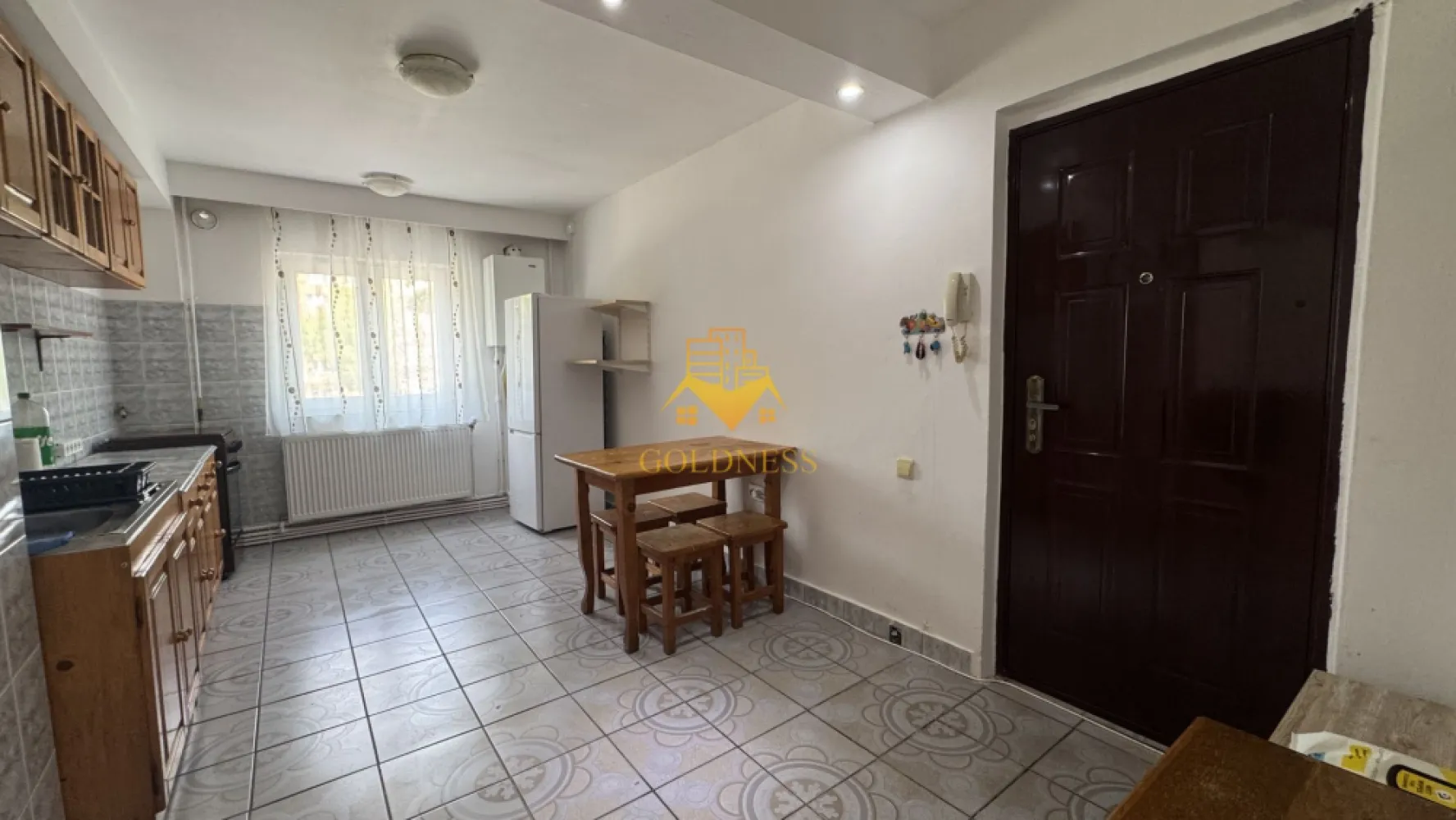 3 camere, decomandate, Piata Zorilor Zona Louis Pasteour, UMF - GOLDNESS Imobiliare vă propune spre închiriere un apartament generos, cu 3 camere decomandate, complet mobilat și utilat, situat la parter, într-un imobil cu 4 etaje, pe strada Zorilor, în imediata apropiere a Pieței Zorilor.
Amplasarea este una dintre cele mai avantajoase din zonă: la doar câțiva pași de Universitatea de Medicină și Farmacie, ceea ce face din acest apartament o opțiune excelentă pentru studenți sau cadre medicale. Piața Zorilor, cu magazinele și terasele din jur, se află la o scurtă plimbare, iar stațiile de transport în comun, farmaciile și spațiile verzi sunt toate la îndemână. Posibilitate de parcare în zonă!
Apartamentul este compartimentat astfel:
Trei dormitoare, mobilate clasic, fiecare dotat cu pat, spațiu de depozitare și birou — ideale atât pentru odihnă, cât și pentru studiu sau lucru de acasă.
Bucătărie complet mobilată și utilată, cu loc de luat masa, gândită pentru pregătirea meselor zilnice în condiții confortabile.
Baie cu cadă, calorifer port-prosop și dulap pentru depozitare, asigurând tot confortul necesar.
Imobilul vine complet echipat cu tot ce este necesar pentru un trai fără griji: centrală termică proprie, frigider, aragaz, hotă și mașină de spălat haine.
Este o oportunitate ideală pentru cei care își doresc un spațiu mobilat, funcțional și bine poziționat, aproape de tot ce contează: facultate, transport și zone comerciale.
Dacă sunteți interesați de acest apartament și doriți să îl vizionați, sau dacă vă interesează și alte oferte, nu ezitați să ne contactați telefonic sau prin e-mail. Vă stăm la dispoziție!
Pentru intermediere se percepe un comision de 50% din prețul chiriei.