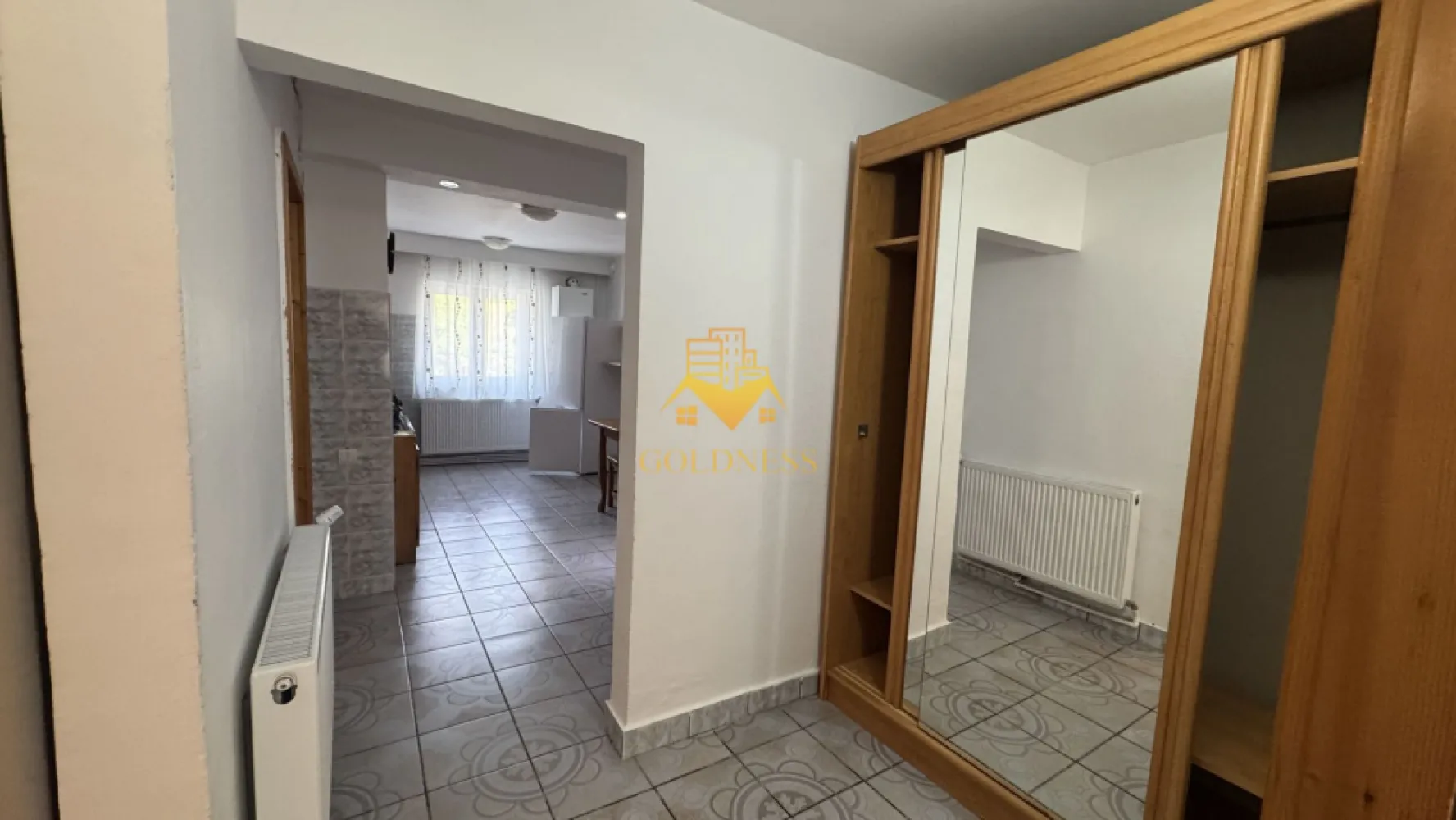 3 camere, decomandate, Piata Zorilor Zona Louis Pasteour, UMF - GOLDNESS Imobiliare vă propune spre închiriere un apartament generos, cu 3 camere decomandate, complet mobilat și utilat, situat la parter, într-un imobil cu 4 etaje, pe strada Zorilor, în imediata apropiere a Pieței Zorilor.
Amplasarea este una dintre cele mai avantajoase din zonă: la doar câțiva pași de Universitatea de Medicină și Farmacie, ceea ce face din acest apartament o opțiune excelentă pentru studenți sau cadre medicale. Piața Zorilor, cu magazinele și terasele din jur, se află la o scurtă plimbare, iar stațiile de transport în comun, farmaciile și spațiile verzi sunt toate la îndemână. Posibilitate de parcare în zonă!
Apartamentul este compartimentat astfel:
Trei dormitoare, mobilate clasic, fiecare dotat cu pat, spațiu de depozitare și birou — ideale atât pentru odihnă, cât și pentru studiu sau lucru de acasă.
Bucătărie complet mobilată și utilată, cu loc de luat masa, gândită pentru pregătirea meselor zilnice în condiții confortabile.
Baie cu cadă, calorifer port-prosop și dulap pentru depozitare, asigurând tot confortul necesar.
Imobilul vine complet echipat cu tot ce este necesar pentru un trai fără griji: centrală termică proprie, frigider, aragaz, hotă și mașină de spălat haine.
Este o oportunitate ideală pentru cei care își doresc un spațiu mobilat, funcțional și bine poziționat, aproape de tot ce contează: facultate, transport și zone comerciale.
Dacă sunteți interesați de acest apartament și doriți să îl vizionați, sau dacă vă interesează și alte oferte, nu ezitați să ne contactați telefonic sau prin e-mail. Vă stăm la dispoziție!
Pentru intermediere se percepe un comision de 50% din prețul chiriei.