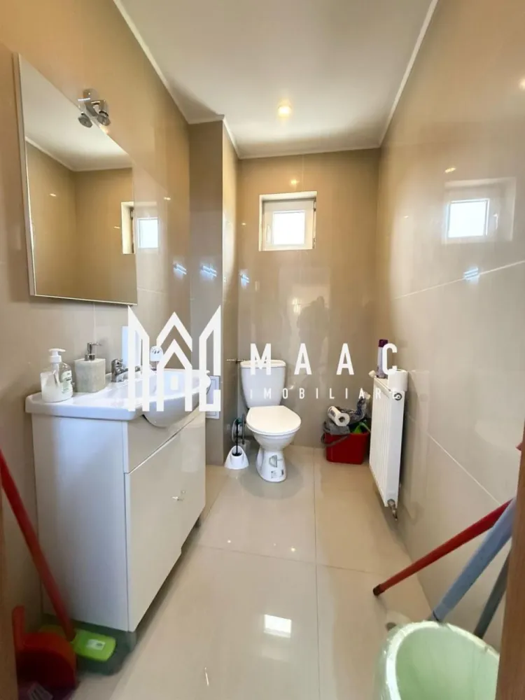 Spatiu de Birouri |2 camere| 45 MPU | Strand - MAAC Imobiliare vă propune spre închiriere un spațiu de birouri bine compartimentat, ideal pentru activități profesionale într-o zonă ușor accesibilă. Detalii proprietate: Compartimentare: 2 camere potrivite pentru birouri, spații de lucru individuale sau activități administrative Etaj: situat la etajul 2 al unui imobil cu 3 niveluri Facilități: baie și bucătărie disponibile pe fiecare etaj, oferind confort și funcționalitate Utilități: incluse în prețul chiriei Condiții: se solicită garanție în cuantumul unei luni de chirie Spațiul este ideal pentru birouri de consultanță, contabilitate, IT, activități profesionale sau administrative. Pentru mai multe detalii si pentru programarea unei vizionari contactati echipa MAAC imobiliare specificand ID anunt CP :2853952 }}