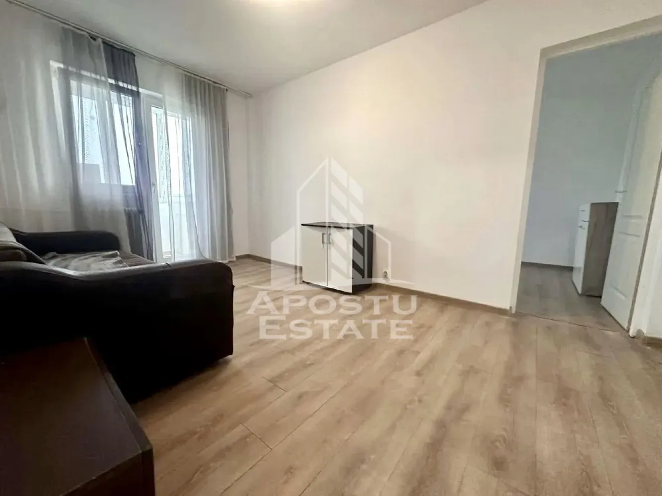 Apartament 2 camere de vanzare, zona Sagului, Timisoara - Agentia imobiliara APOSTU ESTATE va propune spre vanzare un apartament cu 2 camere, mobilat si utilat, situat in judetul Timis, Timisoara, zona Sagului.

Apartamentul este situat la etajul 3 intr-un bloc anvelopat termic si are o suprafata de 40 mp.
Compartimentare:
- Hol de acces
- Bucatarie
- Living
- Dormitor
- Baie cu cada
- Balcon inchis
Confortul termic este realizat prin intermediul termoficarii.
Zona foarte linistita cu numeroase facilitati si puncte de interes precum: acces rapid si usor la mijloacele de transport in comun, mall-ul Shopping City la cateva minute distanta, piata si alte supermarket-uri in apropiere, farmacii, institutii de invatamant, restaurante, baruri, cafenele si multe altele.
Agentia imobiliara Apostu Estate va ofera consultanta bancara gratuita prin intermediul colaboratorilor nostri pentru alegerea celui mai potrivit tip de credit, astfel incat tu sa devi noul proprietar al acestui apartament.
Va asteptam cu drag la o vizionare chiar si astazi!
ID intern: CP3190484.