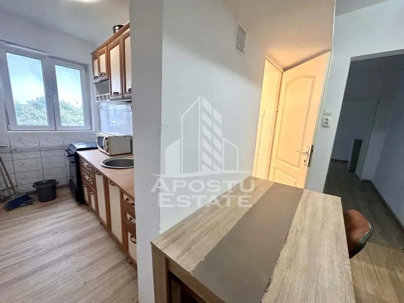 Apartament 2 camere de vanzare, zona Sagului, Timisoara - Agentia imobiliara APOSTU ESTATE va propune spre vanzare un apartament cu 2 camere, mobilat si utilat, situat in judetul Timis, Timisoara, zona Sagului.

Apartamentul este situat la etajul 3 intr-un bloc anvelopat termic si are o suprafata de 40 mp.
Compartimentare:
- Hol de acces
- Bucatarie
- Living
- Dormitor
- Baie cu cada
- Balcon inchis
Confortul termic este realizat prin intermediul termoficarii.
Zona foarte linistita cu numeroase facilitati si puncte de interes precum: acces rapid si usor la mijloacele de transport in comun, mall-ul Shopping City la cateva minute distanta, piata si alte supermarket-uri in apropiere, farmacii, institutii de invatamant, restaurante, baruri, cafenele si multe altele.
Agentia imobiliara Apostu Estate va ofera consultanta bancara gratuita prin intermediul colaboratorilor nostri pentru alegerea celui mai potrivit tip de credit, astfel incat tu sa devi noul proprietar al acestui apartament.
Va asteptam cu drag la o vizionare chiar si astazi!
ID intern: CP3190484.