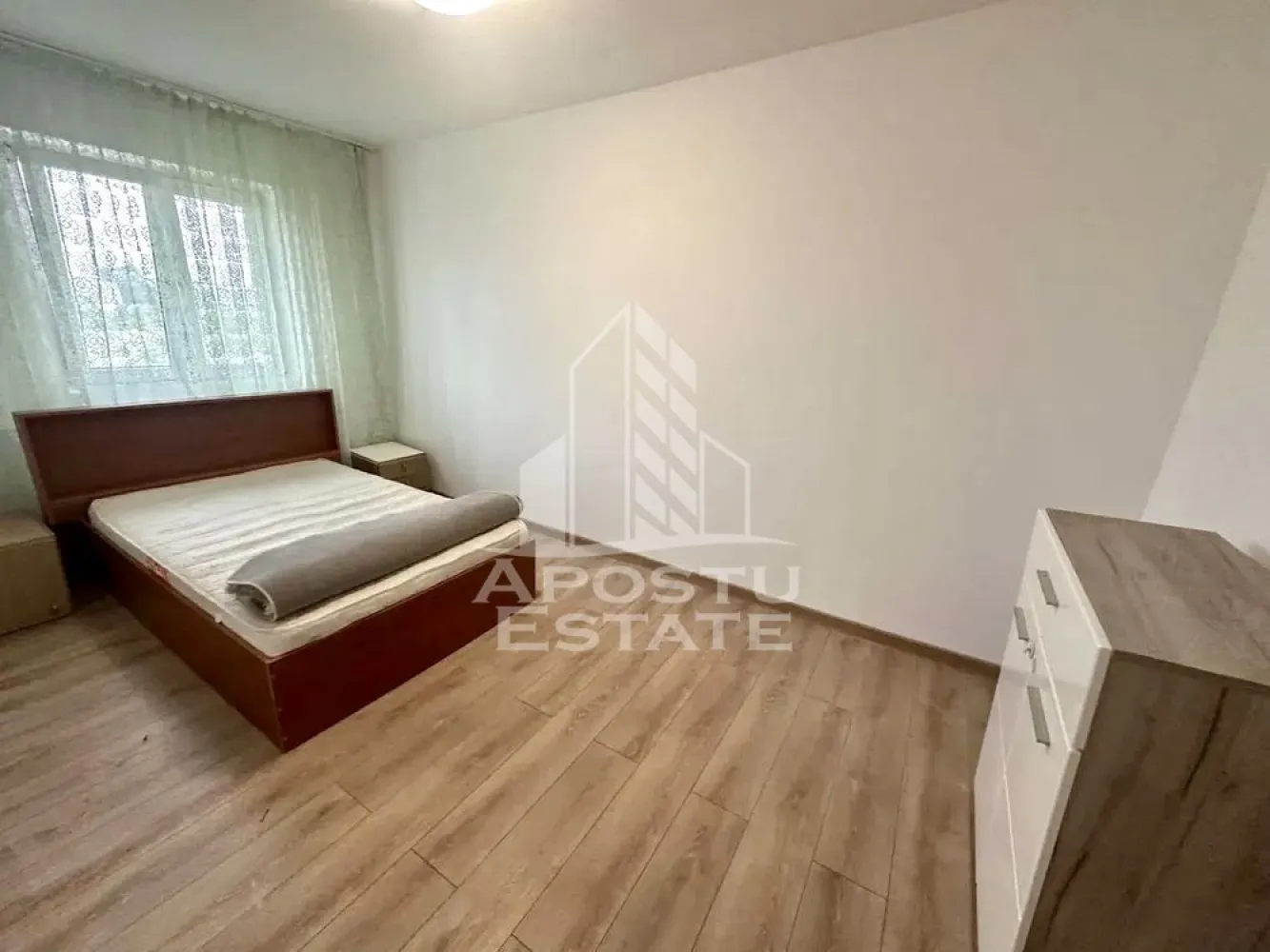Apartament 2 camere de vanzare, zona Sagului, Timisoara - Agentia imobiliara APOSTU ESTATE va propune spre vanzare un apartament cu 2 camere, mobilat si utilat, situat in judetul Timis, Timisoara, zona Sagului.

Apartamentul este situat la etajul 3 intr-un bloc anvelopat termic si are o suprafata de 40 mp.
Compartimentare:
- Hol de acces
- Bucatarie
- Living
- Dormitor
- Baie cu cada
- Balcon inchis
Confortul termic este realizat prin intermediul termoficarii.
Zona foarte linistita cu numeroase facilitati si puncte de interes precum: acces rapid si usor la mijloacele de transport in comun, mall-ul Shopping City la cateva minute distanta, piata si alte supermarket-uri in apropiere, farmacii, institutii de invatamant, restaurante, baruri, cafenele si multe altele.
Agentia imobiliara Apostu Estate va ofera consultanta bancara gratuita prin intermediul colaboratorilor nostri pentru alegerea celui mai potrivit tip de credit, astfel incat tu sa devi noul proprietar al acestui apartament.
Va asteptam cu drag la o vizionare chiar si astazi!
ID intern: CP3190484.