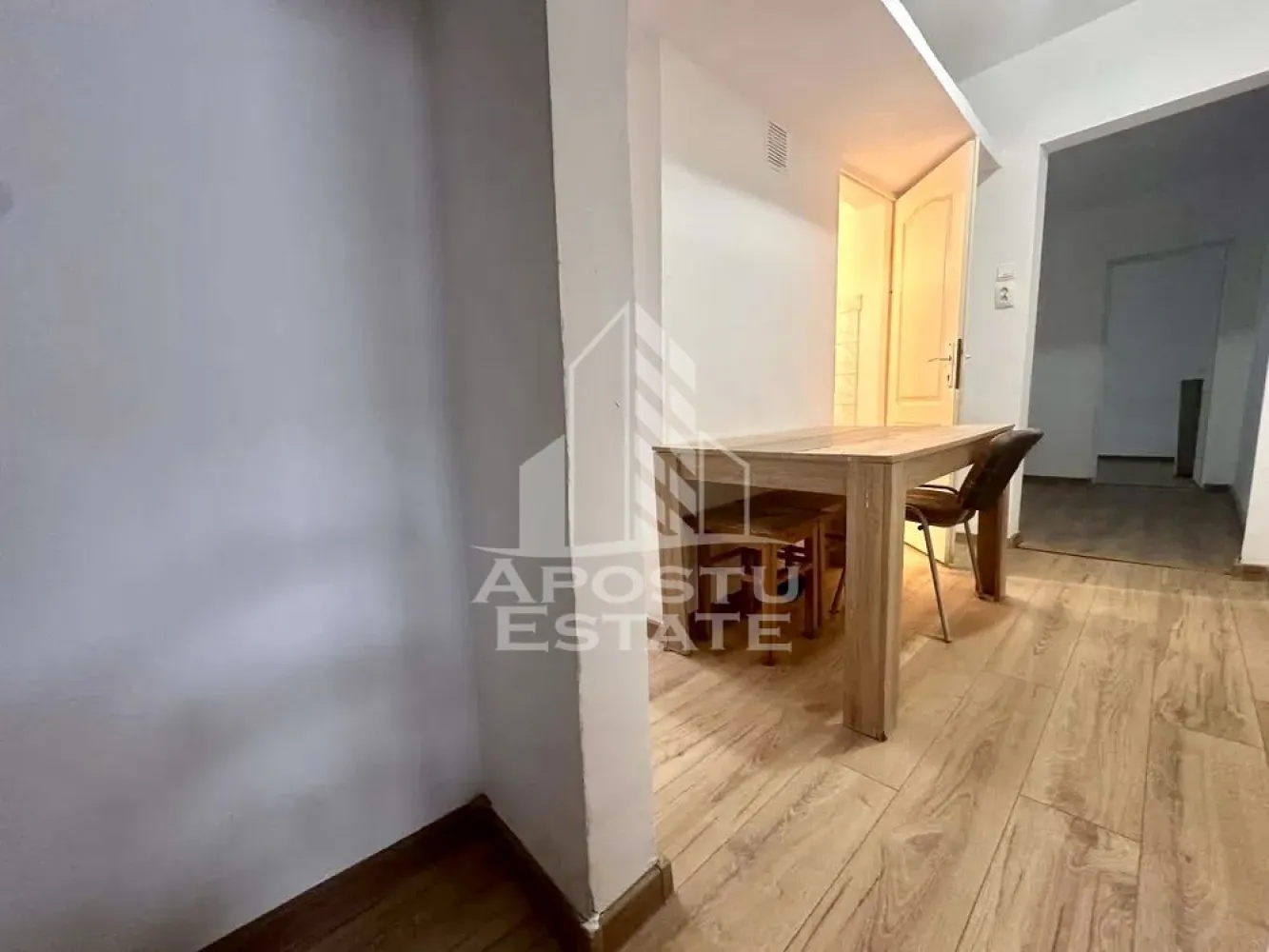 Apartament 2 camere de vanzare, zona Sagului, Timisoara - Agentia imobiliara APOSTU ESTATE va propune spre vanzare un apartament cu 2 camere, mobilat si utilat, situat in judetul Timis, Timisoara, zona Sagului.

Apartamentul este situat la etajul 3 intr-un bloc anvelopat termic si are o suprafata de 40 mp.
Compartimentare:
- Hol de acces
- Bucatarie
- Living
- Dormitor
- Baie cu cada
- Balcon inchis
Confortul termic este realizat prin intermediul termoficarii.
Zona foarte linistita cu numeroase facilitati si puncte de interes precum: acces rapid si usor la mijloacele de transport in comun, mall-ul Shopping City la cateva minute distanta, piata si alte supermarket-uri in apropiere, farmacii, institutii de invatamant, restaurante, baruri, cafenele si multe altele.
Agentia imobiliara Apostu Estate va ofera consultanta bancara gratuita prin intermediul colaboratorilor nostri pentru alegerea celui mai potrivit tip de credit, astfel incat tu sa devi noul proprietar al acestui apartament.
Va asteptam cu drag la o vizionare chiar si astazi!
ID intern: CP3190484.