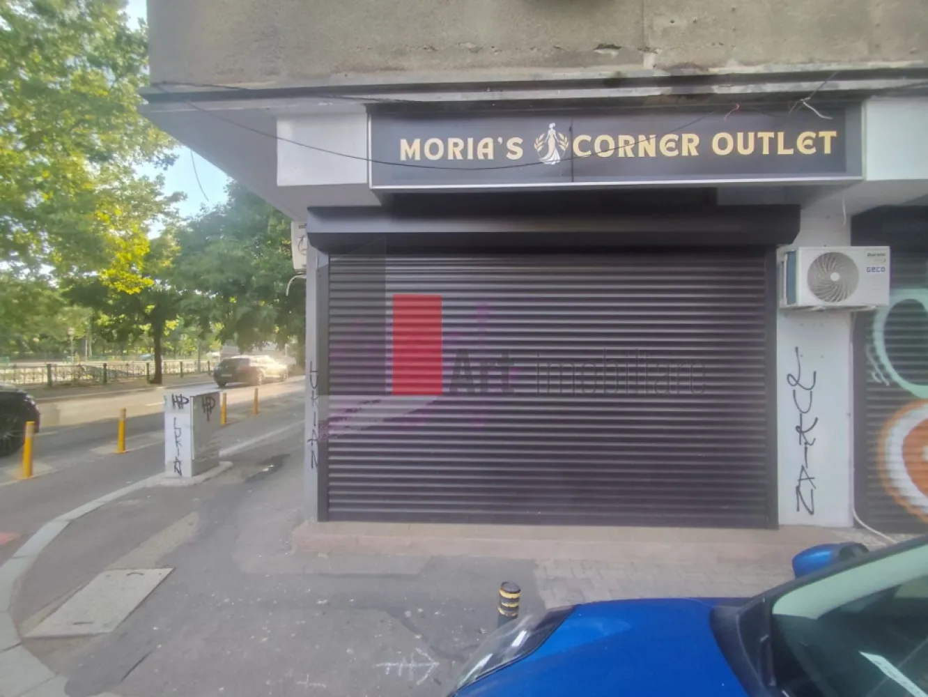 %0 Comision Spatiu comercial de inchiriat in zona Kogalniceanu/Cismigiu - Spațiu Comercial Ultracentral, 60 Mp Utili, Pretabil Pentru Multiple Activități

Vă Propunem Spre Închiriere Un Spațiu Comercial Situat Într-O Zonă Ultracentrală, La Intersecția Unor Artere Intens Circulate, Beneficiind De Trafic Pietonal Intens Și De O Vizibilitate Foarte Bună, Caracteristici Care Îl Recomandă Pentru O Gamă Variată De Activități Comerciale Și De Servicii.

Spațiul Dispune De O Suprafață Utilă Totală De Aproximativ 60 Mp, Compartimentată Pe Două Niveluri:

30 Mp Utili La Parter;
30 Mp Utili La Demisol.

Parterul Beneficiază De O Vitrină Stradală Cu O Deschidere De Aproximativ 4 Metri Liniari, Oferind Expunere Directă Către Zona De Trafic Și Vizibilitate Excelentă Pentru Orice Activitate Comercială.

Proprietatea A Fost Recent Renovată, Beneficiind De Finisaje Moderne Și De Un Spațiu Funcțional, Pregătit Pentru Amenajarea În Funcție De Specificul Activității Viitorului Chiriaș. Demisolul A Fost Utilizat Într-O Măsură Redusă Și Necesită Doar O Igienizare.

Dotări Și Avantaje:

Curent Electric;
Apă Curentă;
Canalizare;
Vitrină Stradală De Aproximativ 4 Ml;
Spațiu Recent Renovat;
Compartimentare Eficientă Pe Două Niveluri;
Poziționare La Intersecție;
Trafic Pietonal Intens;
Vizibilitate Foarte Bună;
Acces Facil Pentru Aprovizionare Și Activitatea Curentă;
Documente De Spațiu Comercial.

Datorită Configurației Și Poziționării Sale, Spațiul Este Pretabil Pentru Diverse Activități Comerciale Sau De Servicii, Precum:

Laborator De Patiserie Sau Cofetărie;
Cafenea;
Takeaway;
Magazin De Specialitate;
Showroom;
Birou Cu Activitate Comercială;
Salon De Înfrumusețare;
Cabinet De Servicii;
Atelier Sau Alte Activități Comerciale.

Poziționarea Ultracentrală, Amplasarea La Intersecție, Traficul Pietonal Intens Și Flexibilitatea Spațiului Reprezintă Avantaje Importante Pentru Antreprenorii Care Își Doresc O Locație Cu Vizibilitate Ridicată Și Potențial Comercial Real.