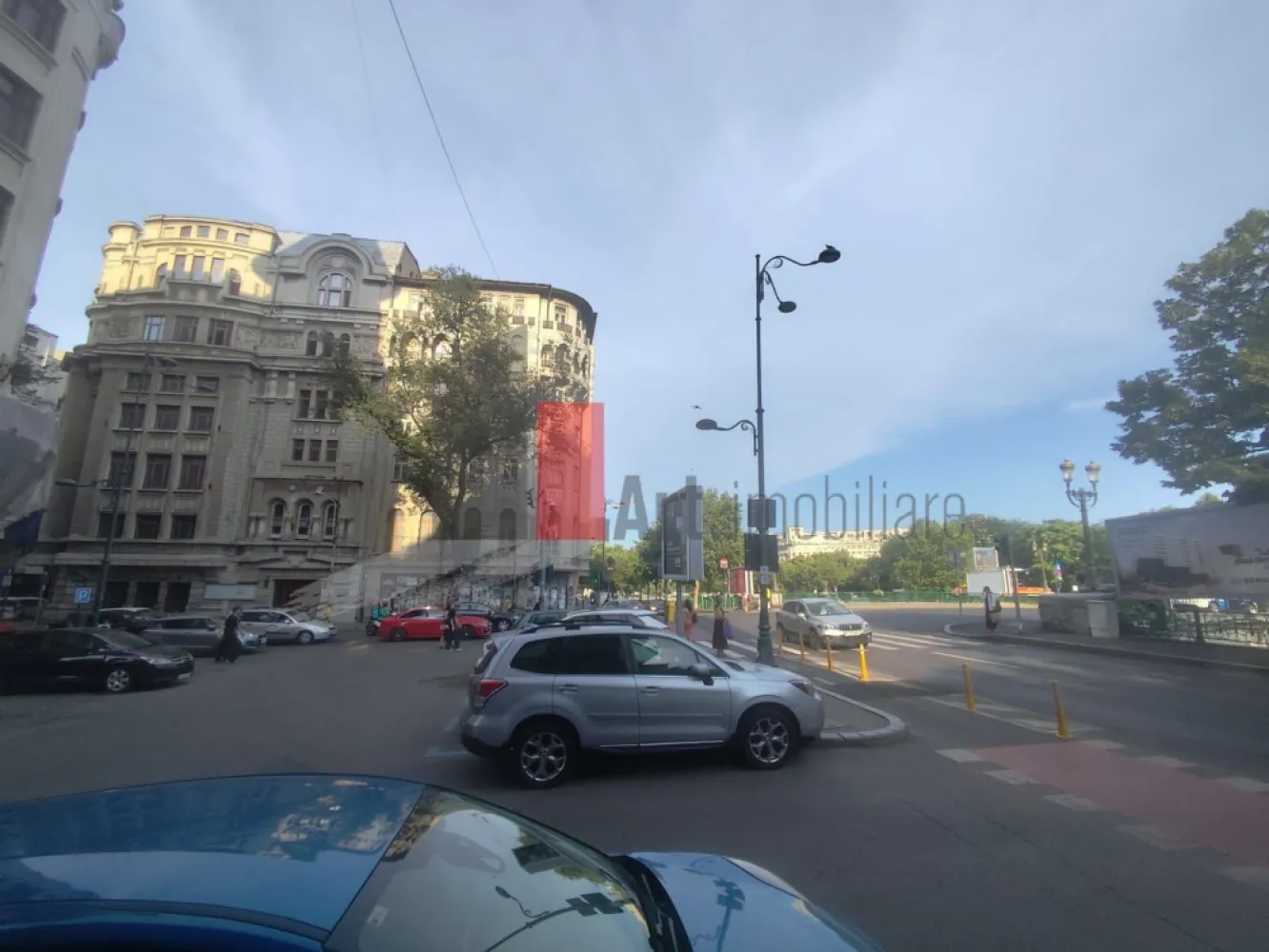 %0 Comision Spatiu comercial de inchiriat in zona Kogalniceanu/Cismigiu - Spațiu Comercial Ultracentral, 60 Mp Utili, Pretabil Pentru Multiple Activități

Vă Propunem Spre Închiriere Un Spațiu Comercial Situat Într-O Zonă Ultracentrală, La Intersecția Unor Artere Intens Circulate, Beneficiind De Trafic Pietonal Intens Și De O Vizibilitate Foarte Bună, Caracteristici Care Îl Recomandă Pentru O Gamă Variată De Activități Comerciale Și De Servicii.

Spațiul Dispune De O Suprafață Utilă Totală De Aproximativ 60 Mp, Compartimentată Pe Două Niveluri:

30 Mp Utili La Parter;
30 Mp Utili La Demisol.

Parterul Beneficiază De O Vitrină Stradală Cu O Deschidere De Aproximativ 4 Metri Liniari, Oferind Expunere Directă Către Zona De Trafic Și Vizibilitate Excelentă Pentru Orice Activitate Comercială.

Proprietatea A Fost Recent Renovată, Beneficiind De Finisaje Moderne Și De Un Spațiu Funcțional, Pregătit Pentru Amenajarea În Funcție De Specificul Activității Viitorului Chiriaș. Demisolul A Fost Utilizat Într-O Măsură Redusă Și Necesită Doar O Igienizare.

Dotări Și Avantaje:

Curent Electric;
Apă Curentă;
Canalizare;
Vitrină Stradală De Aproximativ 4 Ml;
Spațiu Recent Renovat;
Compartimentare Eficientă Pe Două Niveluri;
Poziționare La Intersecție;
Trafic Pietonal Intens;
Vizibilitate Foarte Bună;
Acces Facil Pentru Aprovizionare Și Activitatea Curentă;
Documente De Spațiu Comercial.

Datorită Configurației Și Poziționării Sale, Spațiul Este Pretabil Pentru Diverse Activități Comerciale Sau De Servicii, Precum:

Laborator De Patiserie Sau Cofetărie;
Cafenea;
Takeaway;
Magazin De Specialitate;
Showroom;
Birou Cu Activitate Comercială;
Salon De Înfrumusețare;
Cabinet De Servicii;
Atelier Sau Alte Activități Comerciale.

Poziționarea Ultracentrală, Amplasarea La Intersecție, Traficul Pietonal Intens Și Flexibilitatea Spațiului Reprezintă Avantaje Importante Pentru Antreprenorii Care Își Doresc O Locație Cu Vizibilitate Ridicată Și Potențial Comercial Real.