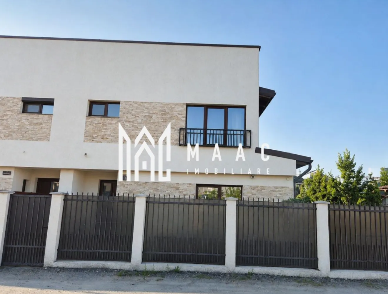 Casă duplex 4 camere | Șelimbăr | 121 mp, curte 220 mp, terasă - Casă tip duplex cu 4 camere de închiriat în Șelimbăr, cu 121 mp utili, curte proprie și terasă, pregătită pentru locuire confortabilă pe termen lung.

Detalii proprietate:
• Suprafață utilă: 121 mp, suprafață construită: 170 mp
• Teren: 220 mp, din care aproximativ 140 mp curte liberă
• Construcție finalizată în 2020, regim P+1
• Compartimentare pe două niveluri: la parter hol de acces, living cu ieșire directă pe terasă, bucătărie separată, cămară, baie și cameră tehnică
• La etaj sunt 3 dormitoare, dressing, hol și baie
• Stare interioară bună
• Se închiriază complet mobilată și utilată
• 2 locuri de parcare, 1 balcon și 1 terasă
• Acoperiș din țiglă

Proprietatea este amplasată într-o zonă rezidențială liniștită din Șelimbăr, cu acces rapid către Shopping City Sibiu, supermarketuri, școli și grădinițe. Conexiunea către centrul orașului și principalele artere de circulație este facilă, ceea ce susține un ritm de locuire comod și bine conectat.

Contactați-ne pentru o vizionare și menționați Cod anunț CP3192246.