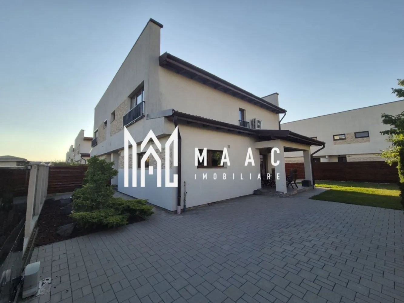 Casă duplex 4 camere | Șelimbăr | 121 mp, curte 220 mp, terasă - Casă tip duplex cu 4 camere de închiriat în Șelimbăr, cu 121 mp utili, curte proprie și terasă, pregătită pentru locuire confortabilă pe termen lung.

Detalii proprietate:
• Suprafață utilă: 121 mp, suprafață construită: 170 mp
• Teren: 220 mp, din care aproximativ 140 mp curte liberă
• Construcție finalizată în 2020, regim P+1
• Compartimentare pe două niveluri: la parter hol de acces, living cu ieșire directă pe terasă, bucătărie separată, cămară, baie și cameră tehnică
• La etaj sunt 3 dormitoare, dressing, hol și baie
• Stare interioară bună
• Se închiriază complet mobilată și utilată
• 2 locuri de parcare, 1 balcon și 1 terasă
• Acoperiș din țiglă

Proprietatea este amplasată într-o zonă rezidențială liniștită din Șelimbăr, cu acces rapid către Shopping City Sibiu, supermarketuri, școli și grădinițe. Conexiunea către centrul orașului și principalele artere de circulație este facilă, ceea ce susține un ritm de locuire comod și bine conectat.

Contactați-ne pentru o vizionare și menționați Cod anunț CP3192246.
