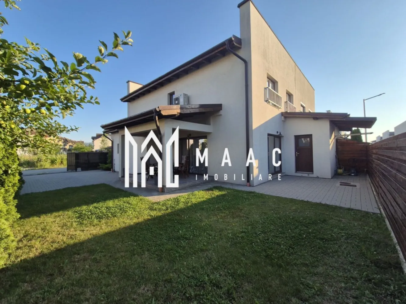 Casă duplex 4 camere | Șelimbăr | 121 mp, curte 220 mp, terasă - Casă tip duplex cu 4 camere de închiriat în Șelimbăr, cu 121 mp utili, curte proprie și terasă, pregătită pentru locuire confortabilă pe termen lung.

Detalii proprietate:
• Suprafață utilă: 121 mp, suprafață construită: 170 mp
• Teren: 220 mp, din care aproximativ 140 mp curte liberă
• Construcție finalizată în 2020, regim P+1
• Compartimentare pe două niveluri: la parter hol de acces, living cu ieșire directă pe terasă, bucătărie separată, cămară, baie și cameră tehnică
• La etaj sunt 3 dormitoare, dressing, hol și baie
• Stare interioară bună
• Se închiriază complet mobilată și utilată
• 2 locuri de parcare, 1 balcon și 1 terasă
• Acoperiș din țiglă

Proprietatea este amplasată într-o zonă rezidențială liniștită din Șelimbăr, cu acces rapid către Shopping City Sibiu, supermarketuri, școli și grădinițe. Conexiunea către centrul orașului și principalele artere de circulație este facilă, ceea ce susține un ritm de locuire comod și bine conectat.

Contactați-ne pentru o vizionare și menționați Cod anunț CP3192246.