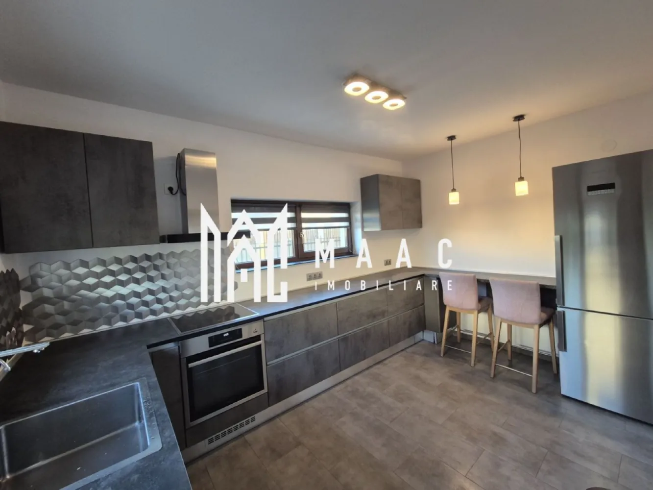 Casă duplex 4 camere | Șelimbăr | 121 mp, curte 220 mp, terasă - Casă tip duplex cu 4 camere de închiriat în Șelimbăr, cu 121 mp utili, curte proprie și terasă, pregătită pentru locuire confortabilă pe termen lung.

Detalii proprietate:
• Suprafață utilă: 121 mp, suprafață construită: 170 mp
• Teren: 220 mp, din care aproximativ 140 mp curte liberă
• Construcție finalizată în 2020, regim P+1
• Compartimentare pe două niveluri: la parter hol de acces, living cu ieșire directă pe terasă, bucătărie separată, cămară, baie și cameră tehnică
• La etaj sunt 3 dormitoare, dressing, hol și baie
• Stare interioară bună
• Se închiriază complet mobilată și utilată
• 2 locuri de parcare, 1 balcon și 1 terasă
• Acoperiș din țiglă

Proprietatea este amplasată într-o zonă rezidențială liniștită din Șelimbăr, cu acces rapid către Shopping City Sibiu, supermarketuri, școli și grădinițe. Conexiunea către centrul orașului și principalele artere de circulație este facilă, ceea ce susține un ritm de locuire comod și bine conectat.

Contactați-ne pentru o vizionare și menționați Cod anunț CP3192246.