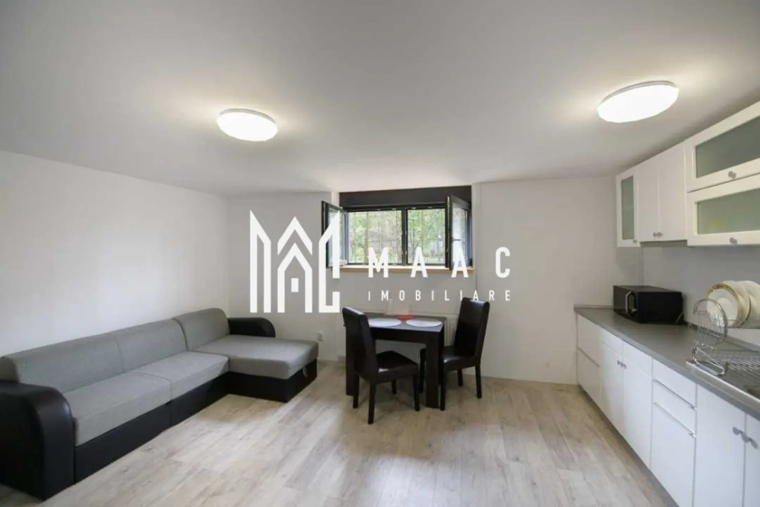 Apartament 1 cameră | Sub Arini, Sibiu | 32 mp, terasă - Apartament cu 1 cameră semidecomandat în Sub Arini, Sibiu, cu 32 mp utili, terasă și curte, potrivit pentru locuire într-o zonă cu acces rapid spre parc și centru.

Detalii proprietate:
• Suprafață utilă: 32 mp
• Compartimentare: cameră, bucătărie, baie, hol și terasă
• Stare interioară: finisat clasic
• Construcție finalizată, an 2000, structură din cărămidă
• 1 baie
• Se vinde nemobilată
• Terasă și curte pentru spațiu exterior

Proprietatea este amplasată aproape de Parcul Sub Arini, magazine, farmacii, mijloace de transport și centrul orașului, oferind acces rapid către punctele de interes din Sibiu.

Cod anunț CP3192699. Contactați-ne pentru mai multe detalii și pentru programarea unei vizionări.