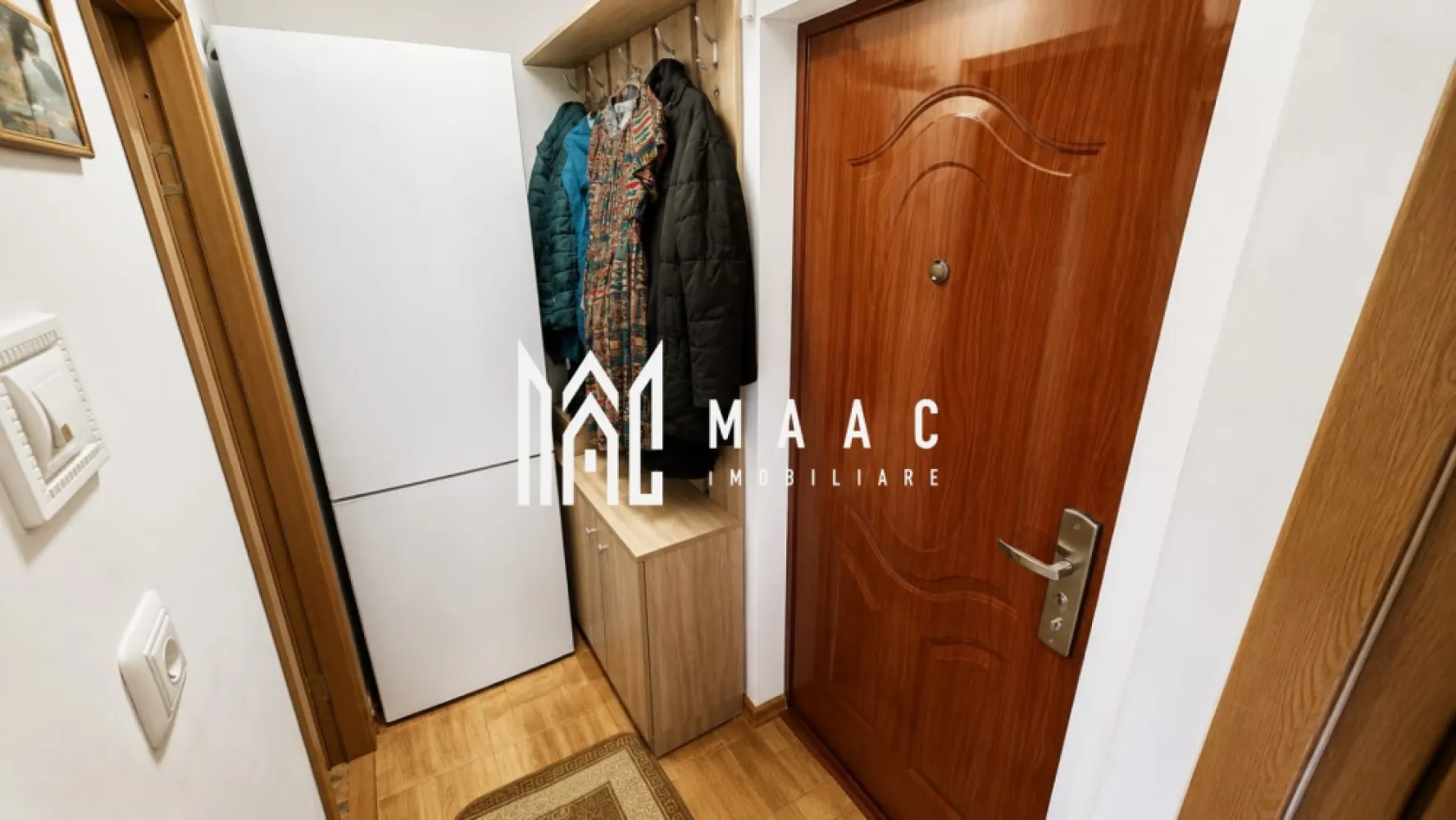 Apartament 1 cameră | 25 mp | Etaj 1 | Ștefan cel Mare - Maac Imobiliare prezintă spre vânzare un apartament cu 1 cameră, situat pe strada Ștefan cel Mare, în cartierul Broscărie, cu o suprafață utilă de 25 mp, ideal atât pentru locuință personală, cât și pentru investiție.

Imobilul este compartimentat eficient, după cum urmează:
Hol de acces
* spațiu de intrare amenajat cu cuier și pantofar
* frigider amplasat în zonă dedicată

Baie
* complet utilată
* cadă
* mașină de spălat

Cameră tip living/dormitor
* 2 canapele
* dulapuri pentru depozitare
* comodă
* televizor
* spațiu luminos și bine organizat

Bucătărie separată
* mobilată complet
* aragaz
* centrală termică proprie
* mobilier de bucătărie funcțional

Apartamentul dispune de rulouri exterioare, oferind un plus de confort și intimitate, iar orientarea vestică asigură lumină naturală în a doua parte a zilei.
Imobilul se află la etajul 1, poziționat pe mijloc, ceea ce îi conferă o eficiență termică ridicată și un confort sporit pe tot parcursul anului.
De asemenea, proprietatea beneficiază de un spațiu de depozitare la demisol, util pentru diverse lucruri sezoniere.

Se vinde complet mobilat și utilat, fiind pregătit pentru mutare imediată.
Pentru mai multe detalii sau pentru programarea unei vizionări, nu ezitați să ne contactați specificand ID: CP3192800