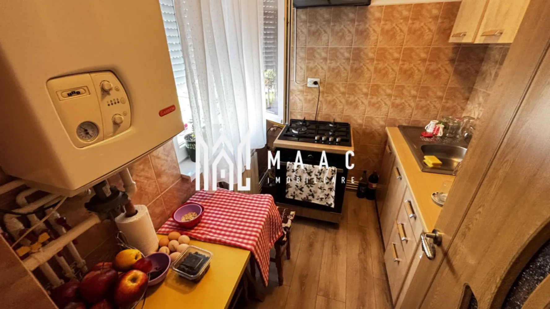 Apartament 1 cameră | 25 mp | Etaj 1 | Ștefan cel Mare - Maac Imobiliare prezintă spre vânzare un apartament cu 1 cameră, situat pe strada Ștefan cel Mare, în cartierul Broscărie, cu o suprafață utilă de 25 mp, ideal atât pentru locuință personală, cât și pentru investiție.

Imobilul este compartimentat eficient, după cum urmează:
Hol de acces
* spațiu de intrare amenajat cu cuier și pantofar
* frigider amplasat în zonă dedicată

Baie
* complet utilată
* cadă
* mașină de spălat

Cameră tip living/dormitor
* 2 canapele
* dulapuri pentru depozitare
* comodă
* televizor
* spațiu luminos și bine organizat

Bucătărie separată
* mobilată complet
* aragaz
* centrală termică proprie
* mobilier de bucătărie funcțional

Apartamentul dispune de rulouri exterioare, oferind un plus de confort și intimitate, iar orientarea vestică asigură lumină naturală în a doua parte a zilei.
Imobilul se află la etajul 1, poziționat pe mijloc, ceea ce îi conferă o eficiență termică ridicată și un confort sporit pe tot parcursul anului.
De asemenea, proprietatea beneficiază de un spațiu de depozitare la demisol, util pentru diverse lucruri sezoniere.

Se vinde complet mobilat și utilat, fiind pregătit pentru mutare imediată.
Pentru mai multe detalii sau pentru programarea unei vizionări, nu ezitați să ne contactați specificand ID: CP3192800