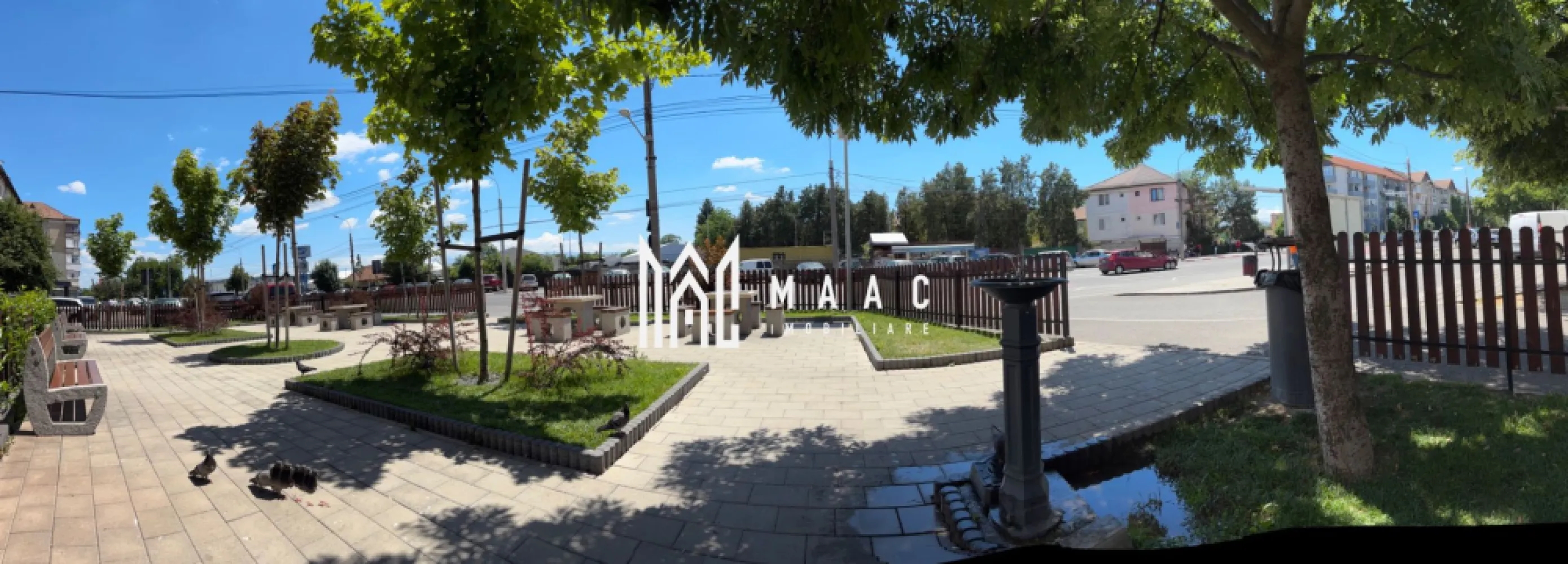 Apartament 1 cameră | 25 mp | Etaj 1 | Ștefan cel Mare - Maac Imobiliare prezintă spre vânzare un apartament cu 1 cameră, situat pe strada Ștefan cel Mare, în cartierul Broscărie, cu o suprafață utilă de 25 mp, ideal atât pentru locuință personală, cât și pentru investiție.

Imobilul este compartimentat eficient, după cum urmează:
Hol de acces
* spațiu de intrare amenajat cu cuier și pantofar
* frigider amplasat în zonă dedicată

Baie
* complet utilată
* cadă
* mașină de spălat

Cameră tip living/dormitor
* 2 canapele
* dulapuri pentru depozitare
* comodă
* televizor
* spațiu luminos și bine organizat

Bucătărie separată
* mobilată complet
* aragaz
* centrală termică proprie
* mobilier de bucătărie funcțional

Apartamentul dispune de rulouri exterioare, oferind un plus de confort și intimitate, iar orientarea vestică asigură lumină naturală în a doua parte a zilei.
Imobilul se află la etajul 1, poziționat pe mijloc, ceea ce îi conferă o eficiență termică ridicată și un confort sporit pe tot parcursul anului.
De asemenea, proprietatea beneficiază de un spațiu de depozitare la demisol, util pentru diverse lucruri sezoniere.

Se vinde complet mobilat și utilat, fiind pregătit pentru mutare imediată.
Pentru mai multe detalii sau pentru programarea unei vizionări, nu ezitați să ne contactați specificand ID: CP3192800