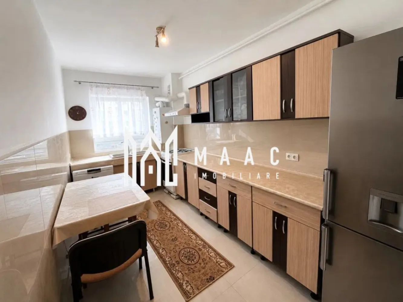 Apartament de vanzare Sibiu 2 camere | Mihai Viteazul | boxă INTABULATĂ - Apartament cu 2 camere decomandat, situat în zona Mihai Viteazul din Sibiu, cu 55 mp utili, balcon și boxă de depozitare INTABULATĂ, gata pentru mutare imediată.

Detalii proprietate:
• 55 mp utili și 66 mp construiți
• Compartimentare decomandată: hol cu spații de depozitare, bucătărie separată, living, dormitor, baie cu geam de aerisire și balcon
• Etaj 5 din 8, imobil construit în 2017, dotat cu lift
• Apartament finisat clasic, complet mobilat și utilat
• 1 baie, 1 bucătărie, 1 balcon
• Boxă de depozitare de 2 mp

Locuința este amplasată în cartierul Avantgarden, în zona Mihai Viteazul din Sibiu, cu acces facil către magazine, școli, grădinițe și transport public.

Cod anunț CP3192912. Contactați echipa MAAC Imobiliare pentru o vizionare și mai multe detalii.