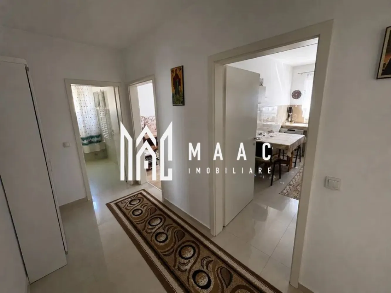Apartament de vanzare Sibiu 2 camere | Mihai Viteazul | boxă INTABULATĂ - Apartament cu 2 camere decomandat, situat în zona Mihai Viteazul din Sibiu, cu 55 mp utili, balcon și boxă de depozitare INTABULATĂ, gata pentru mutare imediată.

Detalii proprietate:
• 55 mp utili și 66 mp construiți
• Compartimentare decomandată: hol cu spații de depozitare, bucătărie separată, living, dormitor, baie cu geam de aerisire și balcon
• Etaj 5 din 8, imobil construit în 2017, dotat cu lift
• Apartament finisat clasic, complet mobilat și utilat
• 1 baie, 1 bucătărie, 1 balcon
• Boxă de depozitare de 2 mp

Locuința este amplasată în cartierul Avantgarden, în zona Mihai Viteazul din Sibiu, cu acces facil către magazine, școli, grădinițe și transport public.

Cod anunț CP3192912. Contactați echipa MAAC Imobiliare pentru o vizionare și mai multe detalii.