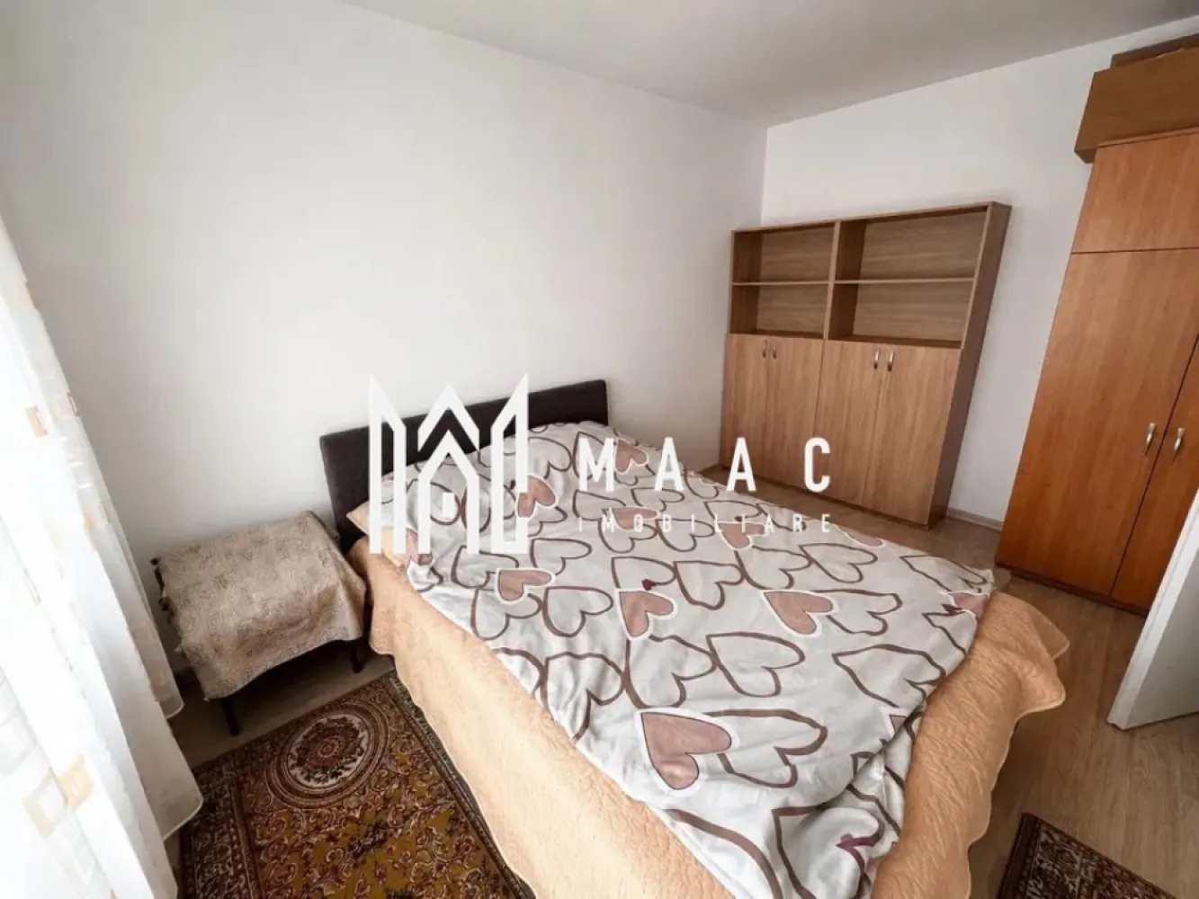 Apartament de vanzare Sibiu 2 camere | Mihai Viteazul | boxă INTABULATĂ - Apartament cu 2 camere decomandat, situat în zona Mihai Viteazul din Sibiu, cu 55 mp utili, balcon și boxă de depozitare INTABULATĂ, gata pentru mutare imediată.

Detalii proprietate:
• 55 mp utili și 66 mp construiți
• Compartimentare decomandată: hol cu spații de depozitare, bucătărie separată, living, dormitor, baie cu geam de aerisire și balcon
• Etaj 5 din 8, imobil construit în 2017, dotat cu lift
• Apartament finisat clasic, complet mobilat și utilat
• 1 baie, 1 bucătărie, 1 balcon
• Boxă de depozitare de 2 mp

Locuința este amplasată în cartierul Avantgarden, în zona Mihai Viteazul din Sibiu, cu acces facil către magazine, școli, grădinițe și transport public.

Cod anunț CP3192912. Contactați echipa MAAC Imobiliare pentru o vizionare și mai multe detalii.