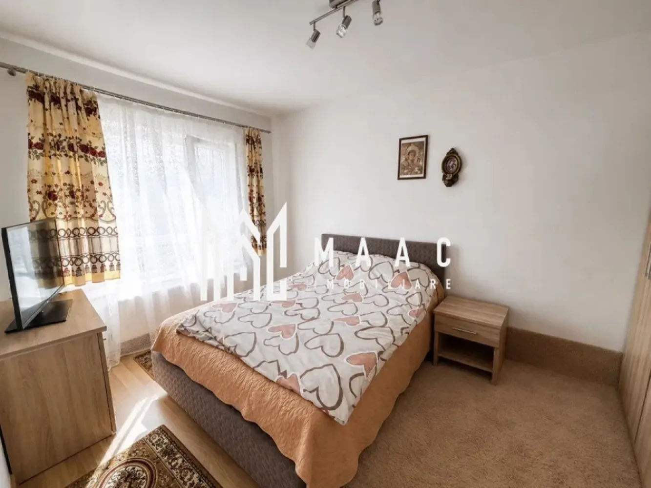 Apartament de vanzare Sibiu 2 camere | Mihai Viteazul | boxă INTABULATĂ - Apartament cu 2 camere decomandat, situat în zona Mihai Viteazul din Sibiu, cu 55 mp utili, balcon și boxă de depozitare INTABULATĂ, gata pentru mutare imediată.

Detalii proprietate:
• 55 mp utili și 66 mp construiți
• Compartimentare decomandată: hol cu spații de depozitare, bucătărie separată, living, dormitor, baie cu geam de aerisire și balcon
• Etaj 5 din 8, imobil construit în 2017, dotat cu lift
• Apartament finisat clasic, complet mobilat și utilat
• 1 baie, 1 bucătărie, 1 balcon
• Boxă de depozitare de 2 mp

Locuința este amplasată în cartierul Avantgarden, în zona Mihai Viteazul din Sibiu, cu acces facil către magazine, școli, grădinițe și transport public.

Cod anunț CP3192912. Contactați echipa MAAC Imobiliare pentru o vizionare și mai multe detalii.