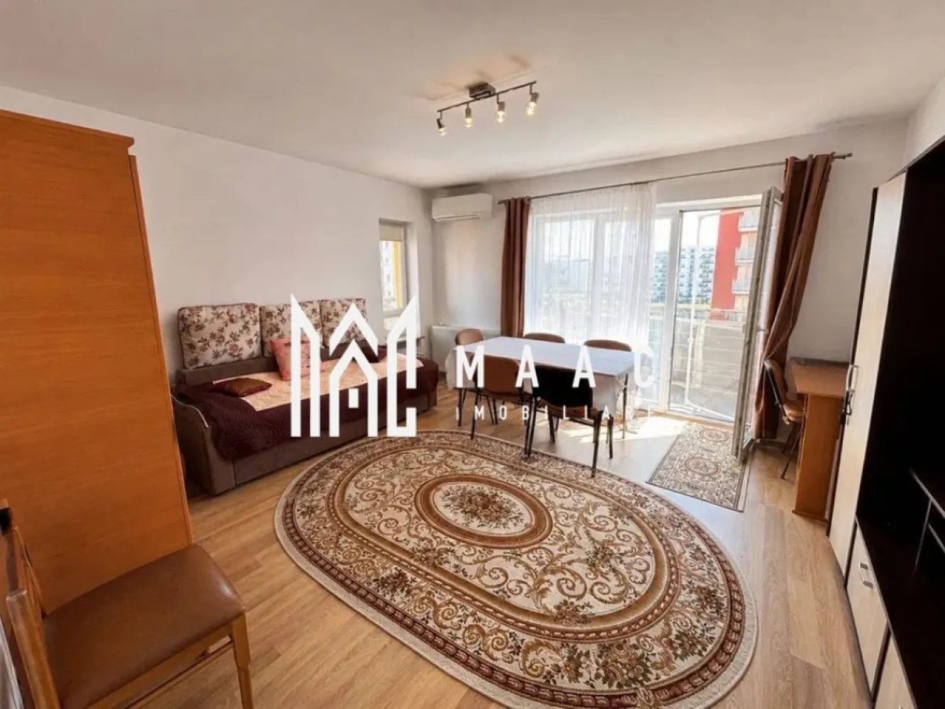 Apartament de vanzare Sibiu 2 camere | Mihai Viteazul | boxă INTABULATĂ - Apartament cu 2 camere decomandat, situat în zona Mihai Viteazul din Sibiu, cu 55 mp utili, balcon și boxă de depozitare INTABULATĂ, gata pentru mutare imediată.

Detalii proprietate:
• 55 mp utili și 66 mp construiți
• Compartimentare decomandată: hol cu spații de depozitare, bucătărie separată, living, dormitor, baie cu geam de aerisire și balcon
• Etaj 5 din 8, imobil construit în 2017, dotat cu lift
• Apartament finisat clasic, complet mobilat și utilat
• 1 baie, 1 bucătărie, 1 balcon
• Boxă de depozitare de 2 mp

Locuința este amplasată în cartierul Avantgarden, în zona Mihai Viteazul din Sibiu, cu acces facil către magazine, școli, grădinițe și transport public.

Cod anunț CP3192912. Contactați echipa MAAC Imobiliare pentru o vizionare și mai multe detalii.