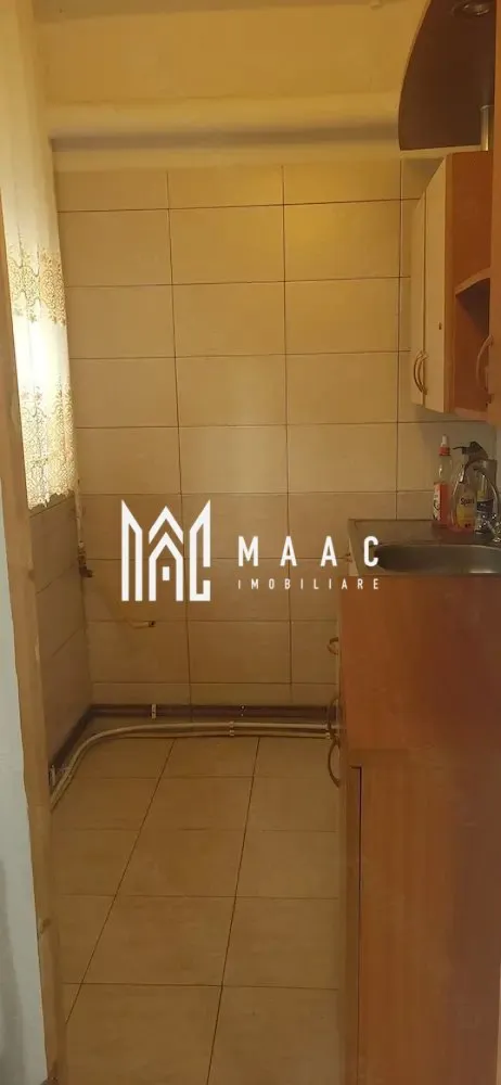 Apartament 2 camere nedecomandat | Central, Cisnădie | 32 mp, parter - Apartament cu 2 camere de vânzare în zona Central din Cisnădie, situat la parter, cu 32 mp utili și instalații modernizate, potrivit pentru locuire imediată.

Detalii proprietate:
• Suprafață utilă: 32 mp
• Suprafață construită: 38 mp
• Compartimentare: nedecomandat
• Etaj: parter din 4
• An construcție: 1977
• Stare interioară: bună
• Orientare vestică
• Centrală termică proprie, montată în 2020
• Instalația de apă înlocuită
• Instalația electrică refăcută integral pe cupru
• Disponibil imediat

Apartamentul este situat pe Strada Stejarului, în zona Central din Cisnădie, cu spațiu verde în fața imobilului. Parcul pentru copii este la aproximativ 2 minute de mers pe jos, școala la aproximativ 5 minute, iar magazinele, farmaciile și mijloacele de transport sunt în apropiere.

Cod anunț CP3193218. Contactați echipa MAAC Imobiliare pentru detalii suplimentare și pentru programarea unei vizionări.