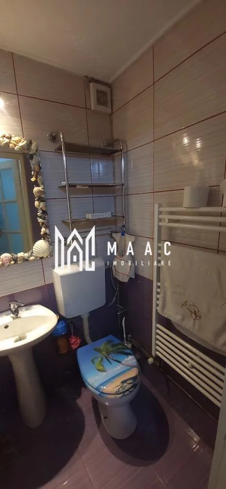 Apartament 2 camere nedecomandat | Central, Cisnădie | 32 mp, parter - Apartament cu 2 camere de vânzare în zona Central din Cisnădie, situat la parter, cu 32 mp utili și instalații modernizate, potrivit pentru locuire imediată.

Detalii proprietate:
• Suprafață utilă: 32 mp
• Suprafață construită: 38 mp
• Compartimentare: nedecomandat
• Etaj: parter din 4
• An construcție: 1977
• Stare interioară: bună
• Orientare vestică
• Centrală termică proprie, montată în 2020
• Instalația de apă înlocuită
• Instalația electrică refăcută integral pe cupru
• Disponibil imediat

Apartamentul este situat pe Strada Stejarului, în zona Central din Cisnădie, cu spațiu verde în fața imobilului. Parcul pentru copii este la aproximativ 2 minute de mers pe jos, școala la aproximativ 5 minute, iar magazinele, farmaciile și mijloacele de transport sunt în apropiere.

Cod anunț CP3193218. Contactați echipa MAAC Imobiliare pentru detalii suplimentare și pentru programarea unei vizionări.