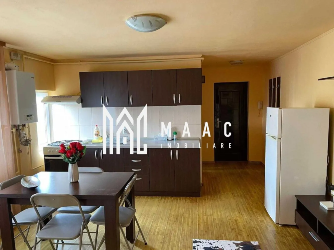 Apartament de vânzare Sibiu 2 camere | Cedonia | 40 mp, semidecomandat - Apartament cu 2 camere semidecomandat de vânzare în Sibiu, zona Cedonia, cu 40 mp utili, situat la etajul 5 al unui imobil finalizat în 2010, disponibil imediat.

Detalii proprietate:
• Suprafață utilă: 40 mp
• Suprafață construită: 50 mp
• Compartimentare: 2 camere semidecomandate
• 1 dormitor, 1 baie, 1 bucătărie
• Etaj 5 din 5
• Stare interioară: bună
• Bucătărie separată, mobilată și utilată
• Baie cu cadă
• Pardoseli din lemn
• Apartament disponibil imediat

Localizarea în zona Cedonia, în cartierul Hipodrom, oferă acces facil către punctele de interes ale orașului. În apropiere se află sediul Agenției pentru Protecția Mediului, magazine, farmacii, supermarketuri, școli, grădinițe, mijloace de transport în comun și centre comerciale.

Pentru detalii suplimentare și programarea unei vizionări, contactați echipa MAAC Imobiliare și menționați Cod anunț CP3193313.