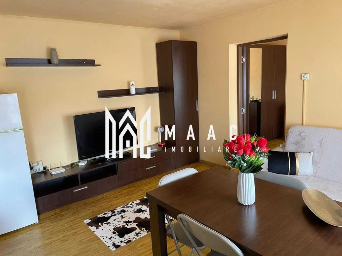 Apartament de vânzare Sibiu 2 camere | Cedonia | 40 mp, semidecomandat - Apartament cu 2 camere semidecomandat de vânzare în Sibiu, zona Cedonia, cu 40 mp utili, situat la etajul 5 al unui imobil finalizat în 2010, disponibil imediat.

Detalii proprietate:
• Suprafață utilă: 40 mp
• Suprafață construită: 50 mp
• Compartimentare: 2 camere semidecomandate
• 1 dormitor, 1 baie, 1 bucătărie
• Etaj 5 din 5
• Stare interioară: bună
• Bucătărie separată, mobilată și utilată
• Baie cu cadă
• Pardoseli din lemn
• Apartament disponibil imediat

Localizarea în zona Cedonia, în cartierul Hipodrom, oferă acces facil către punctele de interes ale orașului. În apropiere se află sediul Agenției pentru Protecția Mediului, magazine, farmacii, supermarketuri, școli, grădinițe, mijloace de transport în comun și centre comerciale.

Pentru detalii suplimentare și programarea unei vizionări, contactați echipa MAAC Imobiliare și menționați Cod anunț CP3193313.