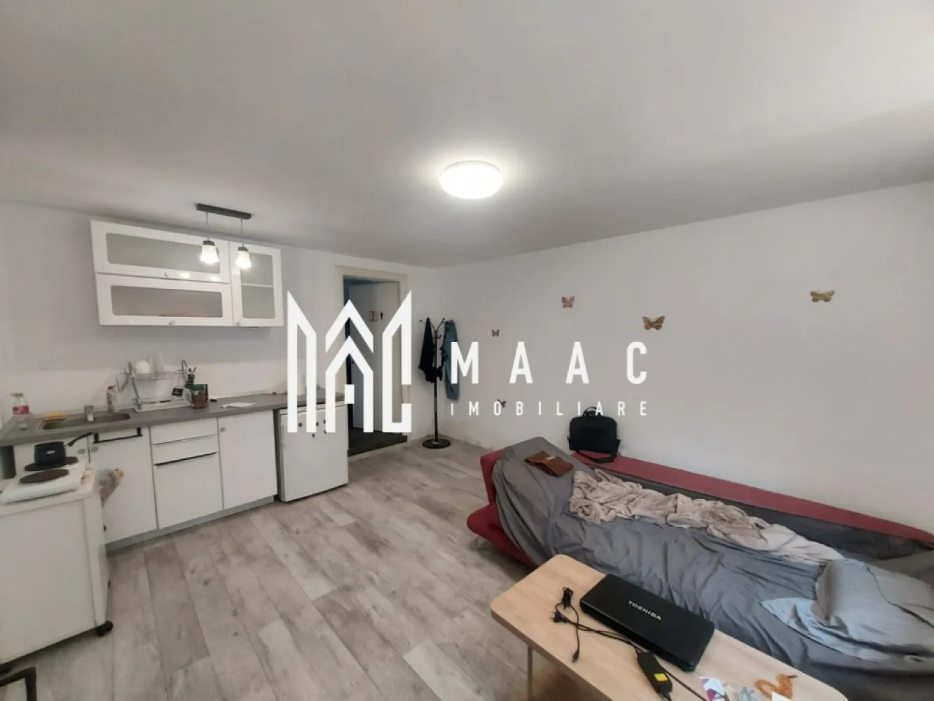 Apartament 1 cameră | Sub Arini, Sibiu | 26 mp, curte, - Apartament cu 1 cameră semidecomandat, situat în Sub Arini la demisolul unui imobil de tip vila, Sibiu, cu 26 mp utili, terasă și curte, complet mobilat și pregătit pentru mutare.

Detalii proprietate:
• Suprafață utilă: 26 mp
• Compartimentare: cameră, bucătărie, baie, hol și terasă
• 1 baie și 1 bucătărie
• Finisaje clasice
• Imobil finalizat, construit în anul 2000
• Parter într-o clădire cu regim mic de înălțime
• Se vinde complet mobilat
• Curtea și terasa oferă spațiu suplimentar pentru relaxare

Zonă și acces:
Proprietatea este amplasată în Sub Arini, una dintre zonele apreciate din Sibiu, aproape de Parcul Sub Arini, magazine, farmacii, mijloace de transport și centrul orașului.

Pentru mai multe detalii și pentru programarea unei vizionări, contactați echipa MAAC Imobiliare și menționați Cod anunț CP3193371.