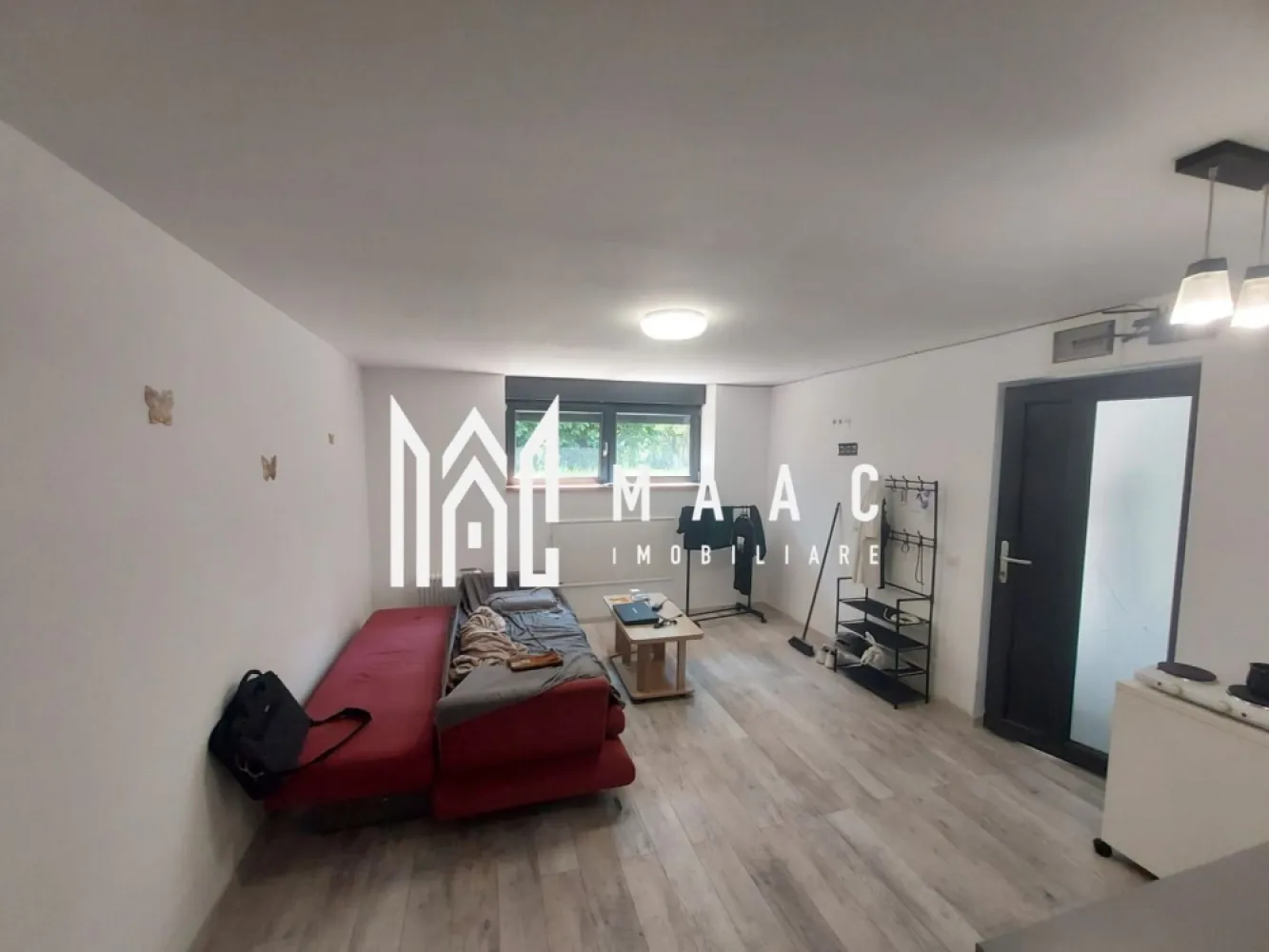 Apartament 1 cameră | Sub Arini, Sibiu | 26 mp, curte, - Apartament cu 1 cameră semidecomandat, situat în Sub Arini la demisolul unui imobil de tip vila, Sibiu, cu 26 mp utili, terasă și curte, complet mobilat și pregătit pentru mutare.

Detalii proprietate:
• Suprafață utilă: 26 mp
• Compartimentare: cameră, bucătărie, baie, hol și terasă
• 1 baie și 1 bucătărie
• Finisaje clasice
• Imobil finalizat, construit în anul 2000
• Parter într-o clădire cu regim mic de înălțime
• Se vinde complet mobilat
• Curtea și terasa oferă spațiu suplimentar pentru relaxare

Zonă și acces:
Proprietatea este amplasată în Sub Arini, una dintre zonele apreciate din Sibiu, aproape de Parcul Sub Arini, magazine, farmacii, mijloace de transport și centrul orașului.

Pentru mai multe detalii și pentru programarea unei vizionări, contactați echipa MAAC Imobiliare și menționați Cod anunț CP3193371.