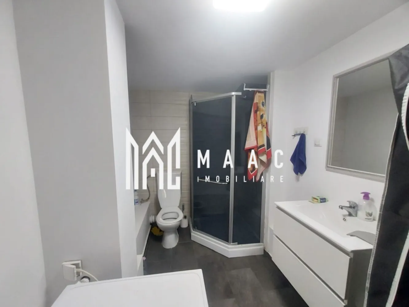 Apartament 1 cameră | Sub Arini, Sibiu | 26 mp, curte, - Apartament cu 1 cameră semidecomandat, situat în Sub Arini la demisolul unui imobil de tip vila, Sibiu, cu 26 mp utili, terasă și curte, complet mobilat și pregătit pentru mutare.

Detalii proprietate:
• Suprafață utilă: 26 mp
• Compartimentare: cameră, bucătărie, baie, hol și terasă
• 1 baie și 1 bucătărie
• Finisaje clasice
• Imobil finalizat, construit în anul 2000
• Parter într-o clădire cu regim mic de înălțime
• Se vinde complet mobilat
• Curtea și terasa oferă spațiu suplimentar pentru relaxare

Zonă și acces:
Proprietatea este amplasată în Sub Arini, una dintre zonele apreciate din Sibiu, aproape de Parcul Sub Arini, magazine, farmacii, mijloace de transport și centrul orașului.

Pentru mai multe detalii și pentru programarea unei vizionări, contactați echipa MAAC Imobiliare și menționați Cod anunț CP3193371.