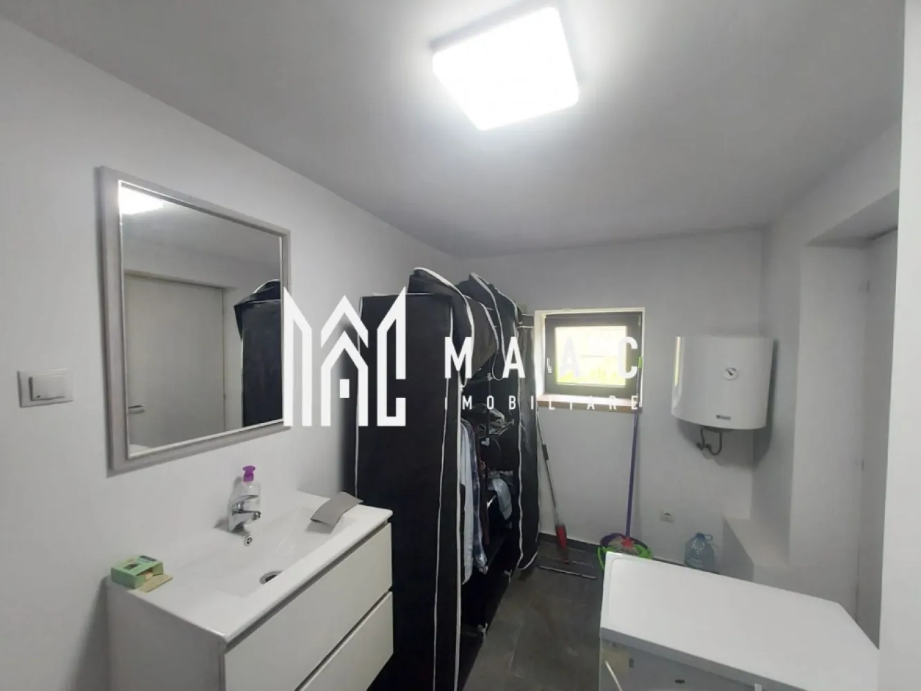 Apartament 1 cameră | Sub Arini, Sibiu | 26 mp, curte, - Apartament cu 1 cameră semidecomandat, situat în Sub Arini la demisolul unui imobil de tip vila, Sibiu, cu 26 mp utili, terasă și curte, complet mobilat și pregătit pentru mutare.

Detalii proprietate:
• Suprafață utilă: 26 mp
• Compartimentare: cameră, bucătărie, baie, hol și terasă
• 1 baie și 1 bucătărie
• Finisaje clasice
• Imobil finalizat, construit în anul 2000
• Parter într-o clădire cu regim mic de înălțime
• Se vinde complet mobilat
• Curtea și terasa oferă spațiu suplimentar pentru relaxare

Zonă și acces:
Proprietatea este amplasată în Sub Arini, una dintre zonele apreciate din Sibiu, aproape de Parcul Sub Arini, magazine, farmacii, mijloace de transport și centrul orașului.

Pentru mai multe detalii și pentru programarea unei vizionări, contactați echipa MAAC Imobiliare și menționați Cod anunț CP3193371.
