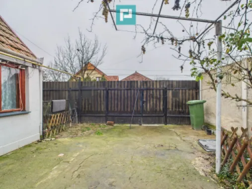 Două case pe un teren generos în Ghiroda