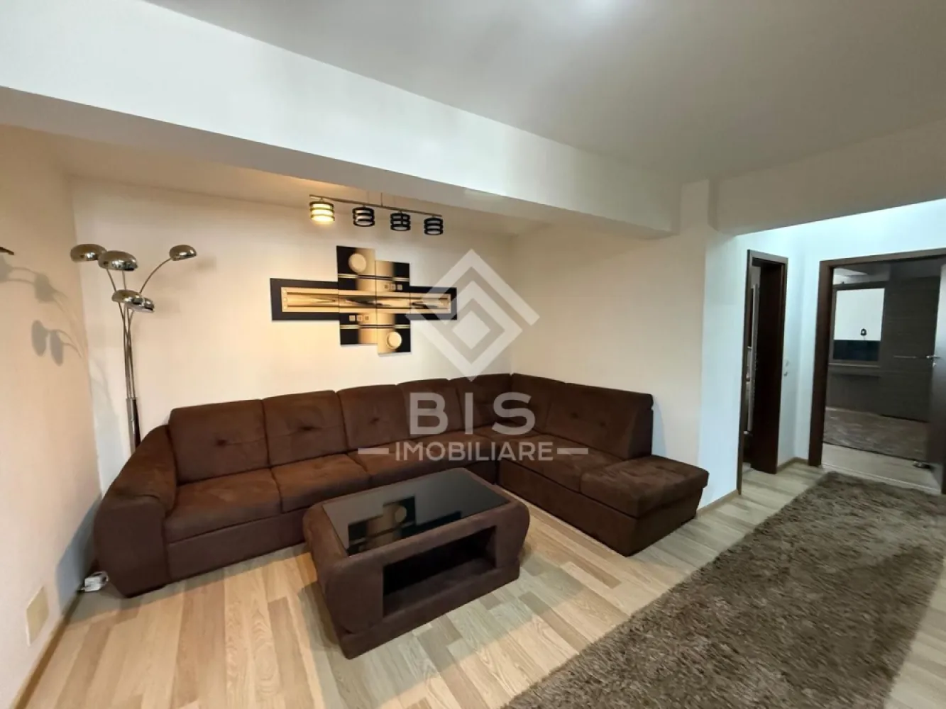 Apartament spațios în Zona ISU | 78 mp utili | Loc de parcare - Vă propunem spre închiriere un apartament modern și foarte spațios, situat într-un bloc nou din zona ISU.,Acces facil către supermarketuri, stații de transport în comun și centura orașului, o locație excelentă ce oferă acces rapid către punctele de interes ale orașului, dar și liniște față de agitația centrală.
Detalii principale:

Suprafață utilă: 78 mp 

Etaj: 4 din 7 

Stare: Finisat, mobilat și utilat complet 

Compartimentare inteligentă:

Living luminos și primitor

Bucătărie separată

Dormitoare spațioase

Baie modernă

Balcon deschis

Avantaje și dotări:

Centrală proprie și geamuri termopan

Electrocasnice incluse

Loc de parcare inclus