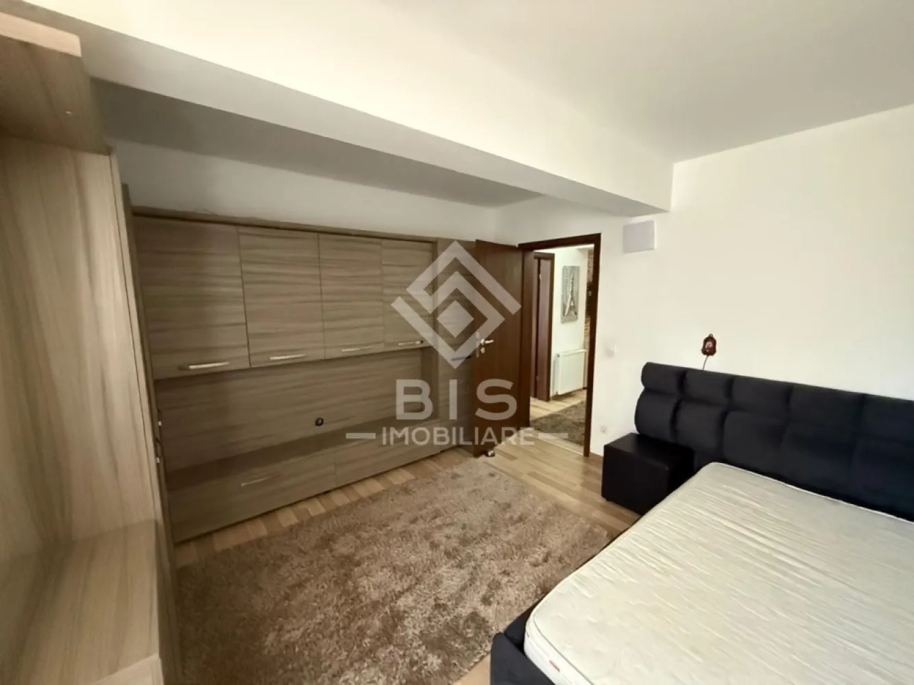 Apartament spațios în Zona ISU | 78 mp utili | Loc de parcare - Vă propunem spre închiriere un apartament modern și foarte spațios, situat într-un bloc nou din zona ISU.,Acces facil către supermarketuri, stații de transport în comun și centura orașului, o locație excelentă ce oferă acces rapid către punctele de interes ale orașului, dar și liniște față de agitația centrală.
Detalii principale:

Suprafață utilă: 78 mp 

Etaj: 4 din 7 

Stare: Finisat, mobilat și utilat complet 

Compartimentare inteligentă:

Living luminos și primitor

Bucătărie separată

Dormitoare spațioase

Baie modernă

Balcon deschis

Avantaje și dotări:

Centrală proprie și geamuri termopan

Electrocasnice incluse

Loc de parcare inclus
